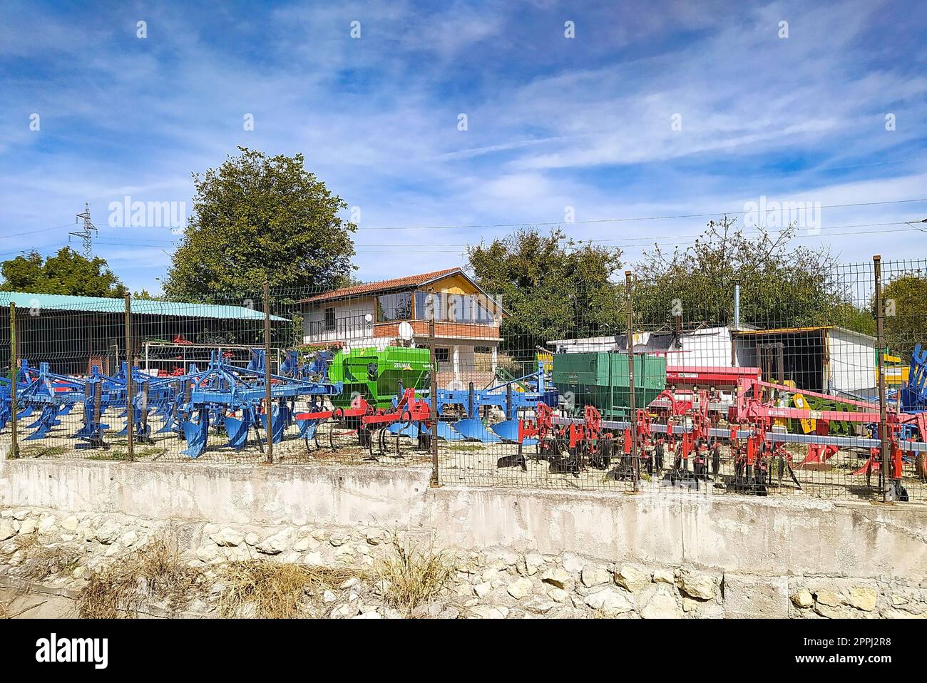 Bucarest, Romania - 25 settembre 2022: Macchine agricole moderne per la semina e la raccolta Foto Stock