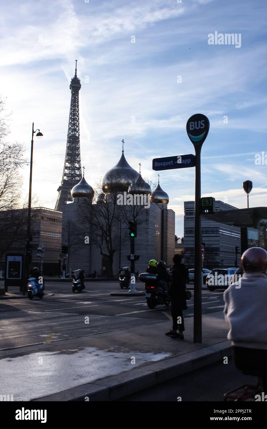 Parigi, Francia - 1 gennaio 2022: Cupole della Cattedrale della Santissima Trinità, nuova cattedrale ortodossa russa Foto Stock