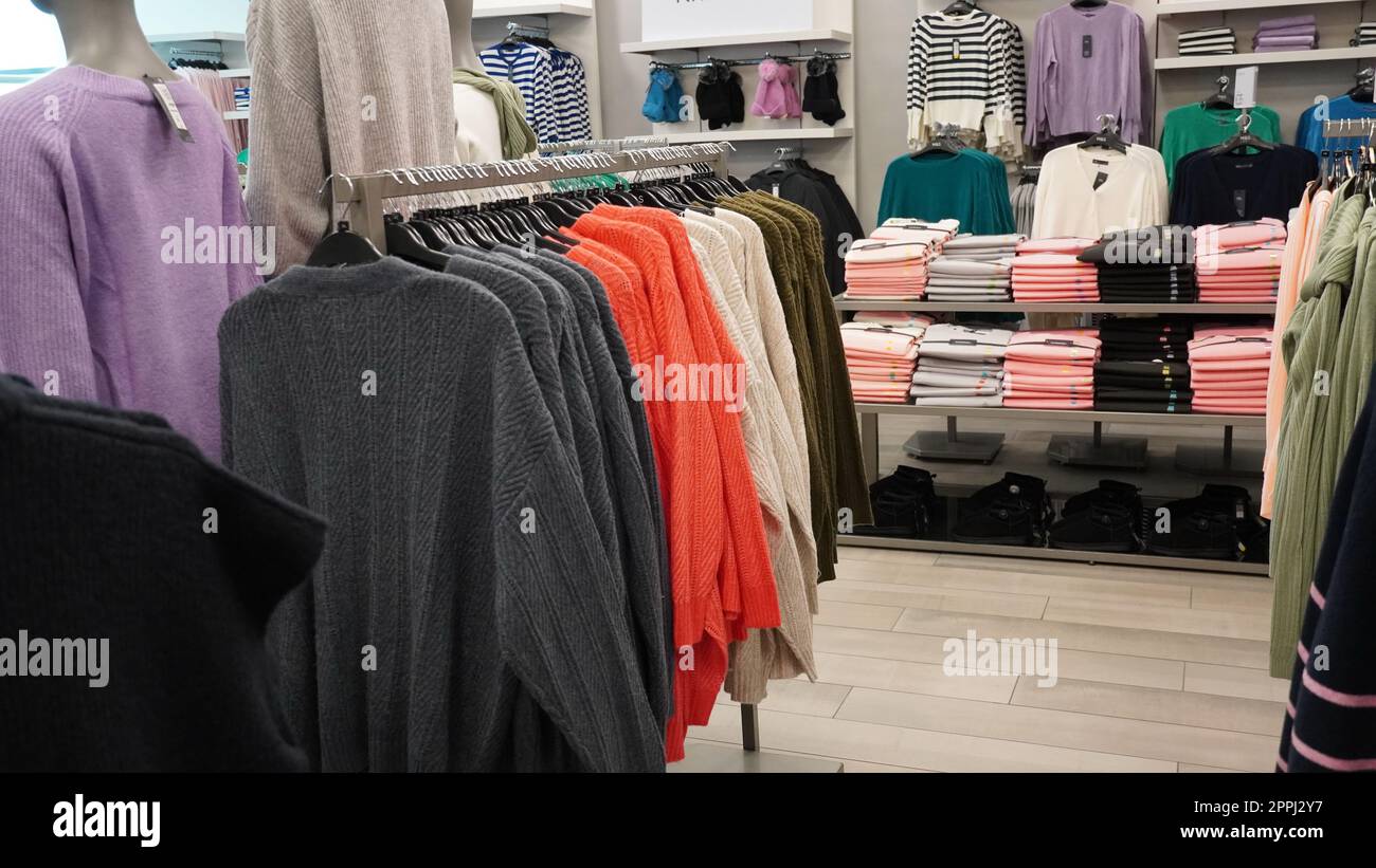 Limassol, Cipro - 10 ottobre, â Ž2022: Abbigliamento invernale per donne in mostra presso il negozio Marks and spencer Foto Stock