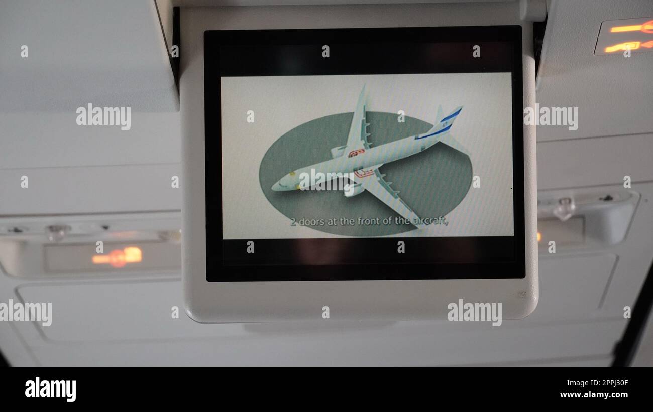 Schermo LCD in aereo con spiegazione del filmato. Abitacolo dell'aereo con schermo informativo Foto Stock