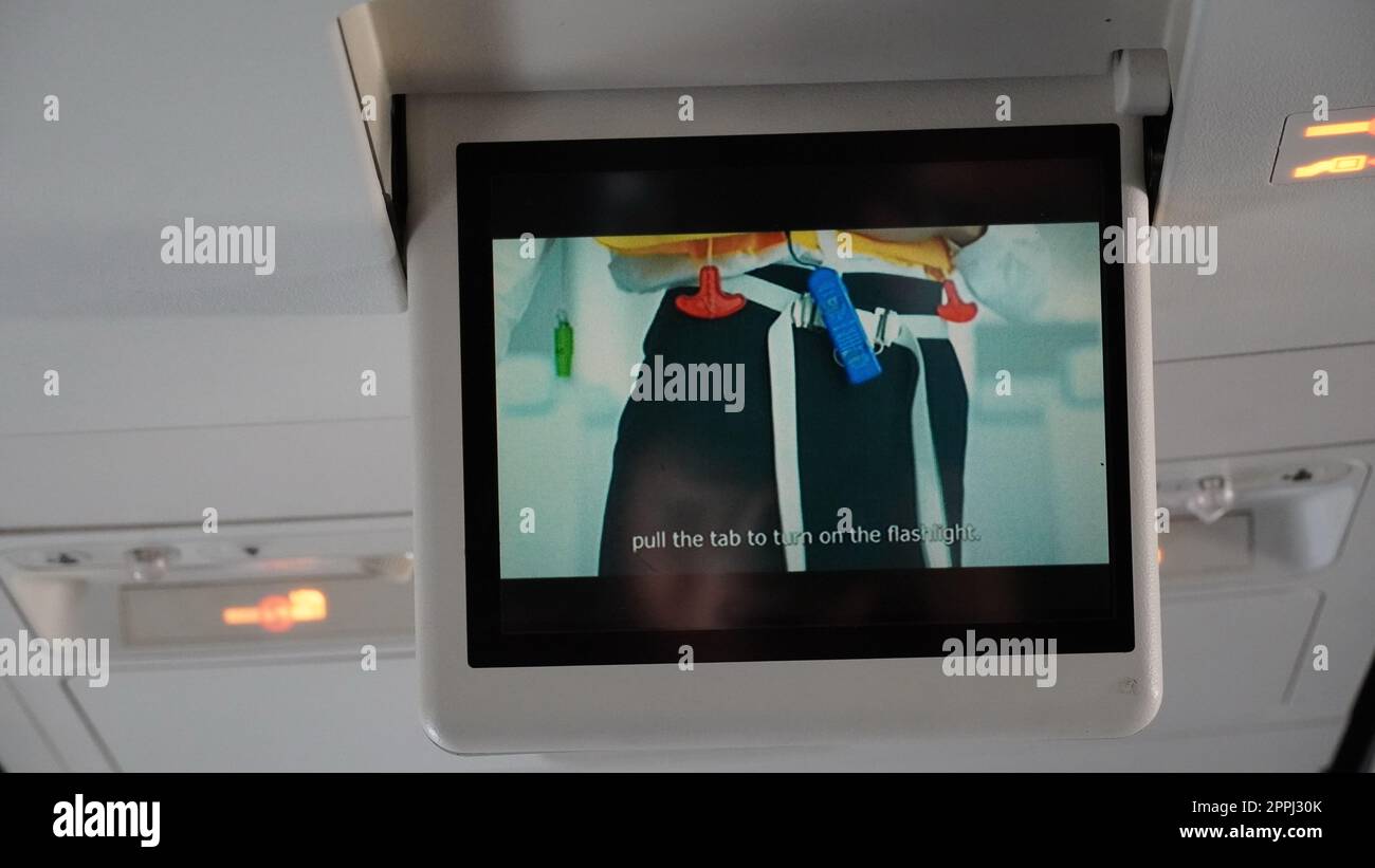 Schermo LCD in aereo con spiegazione del filmato. Abitacolo dell'aereo con schermo informativo Foto Stock