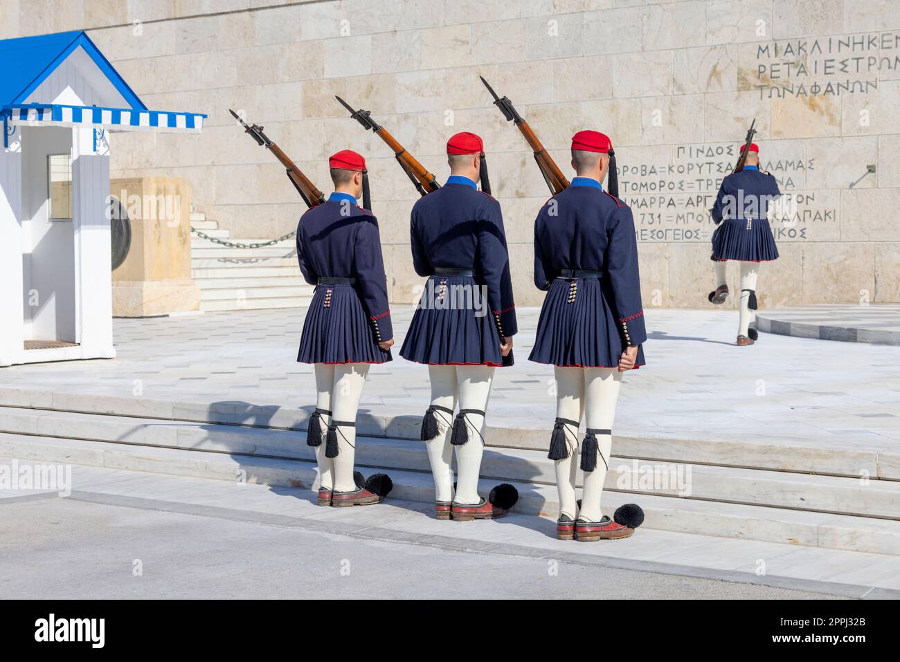 Cambio della guardia di fronte al Parlamento greco (Vecchio Palazzo reale) da Evzones, Atene, Grecia Foto Stock