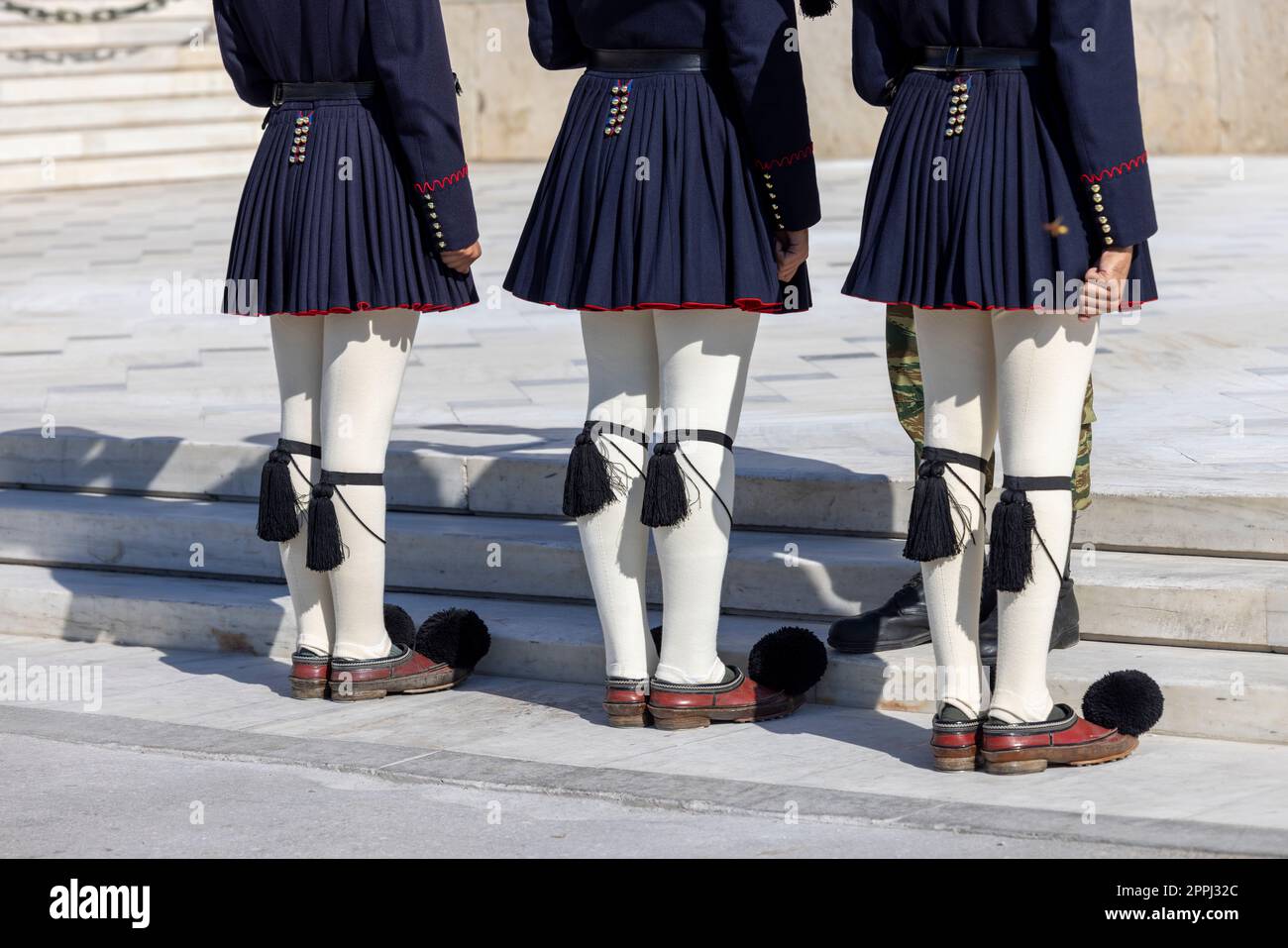 Cambio della guardia di fronte al Parlamento greco (Vecchio Palazzo reale) da Evzones, Atene, Grecia Foto Stock