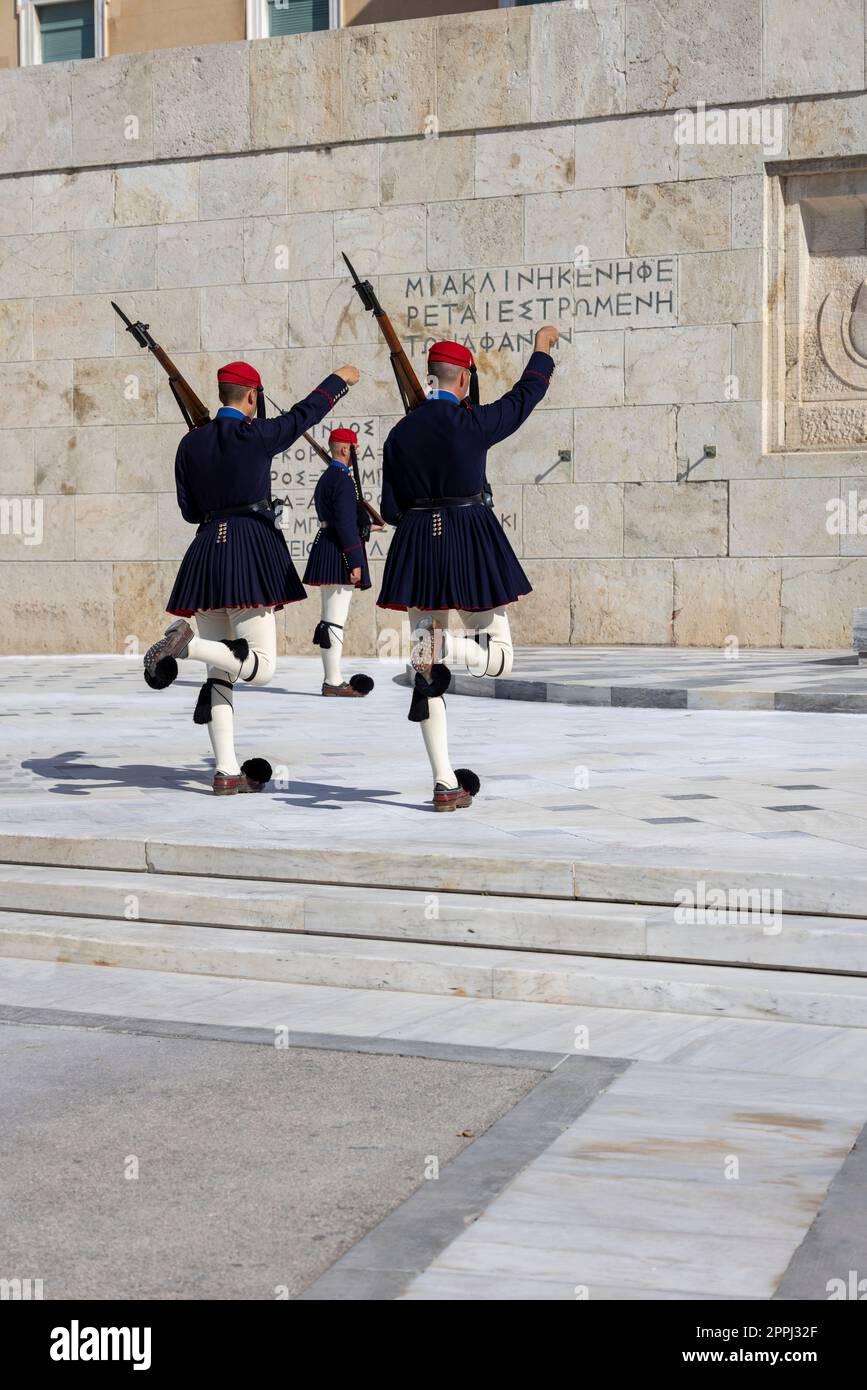 Cambio della guardia di fronte al Parlamento greco (Vecchio Palazzo reale) da Evzones, Atene, Grecia Foto Stock