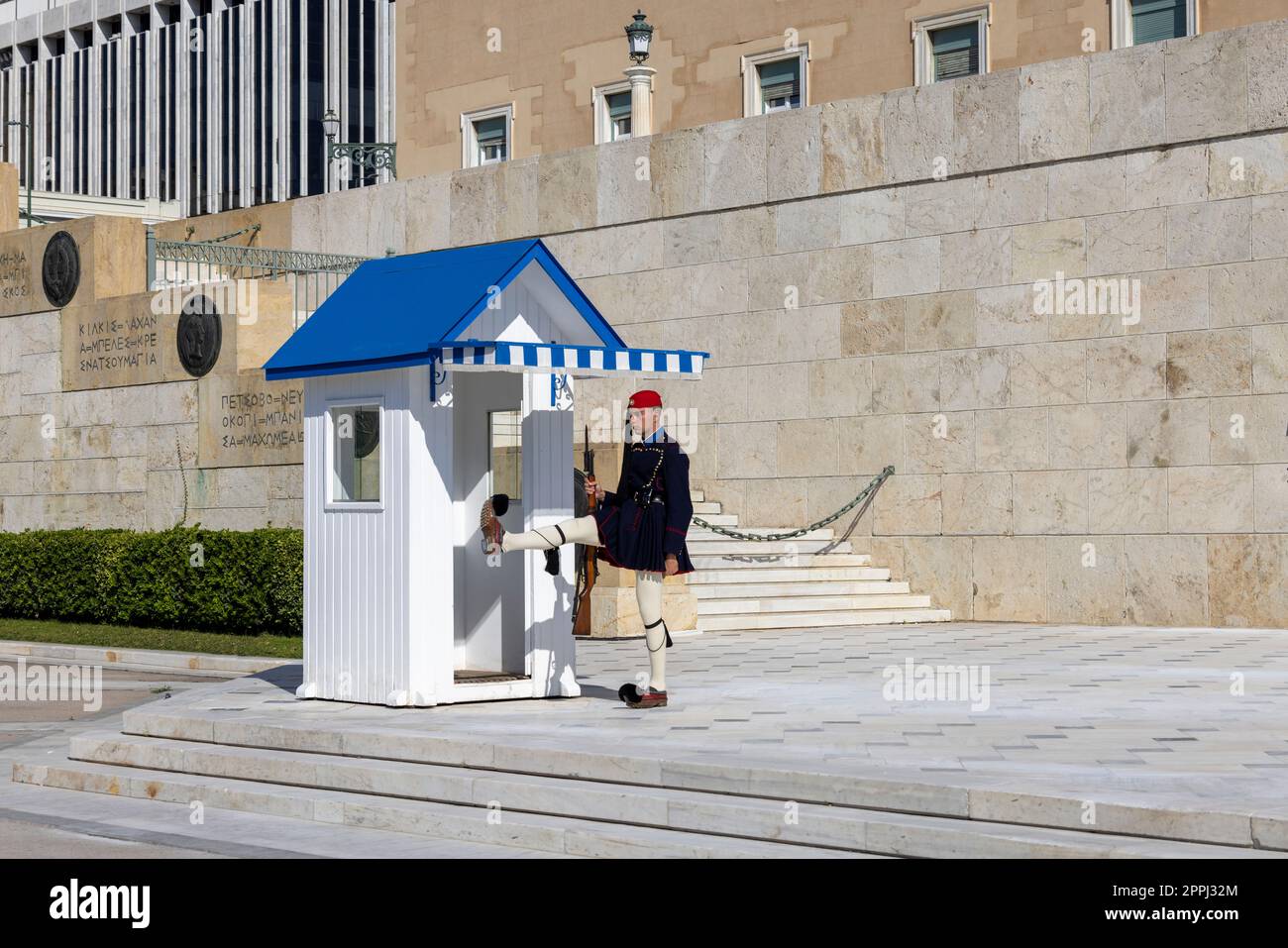 Cambio della guardia di fronte al Parlamento greco (Vecchio Palazzo reale) da Evzones, Atene, Grecia Foto Stock