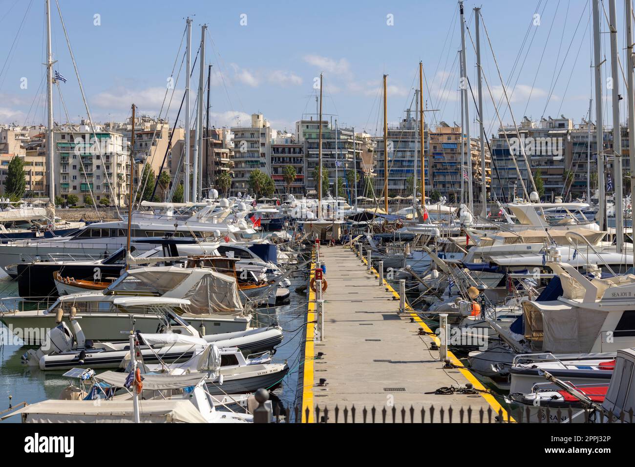 Vista del porto nella Baia di Zea con yacht ormeggiati, Atene, Pireo, Grecia Foto Stock