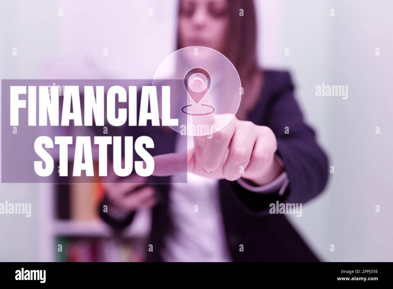 Segno di testo che mostra lo stato finanziario. Sistema di approccio aziendale per trattare nella valuta di altri paesi donna d'affari che possiede un cellulare e punta nuove idee con un solo dito. Foto Stock
