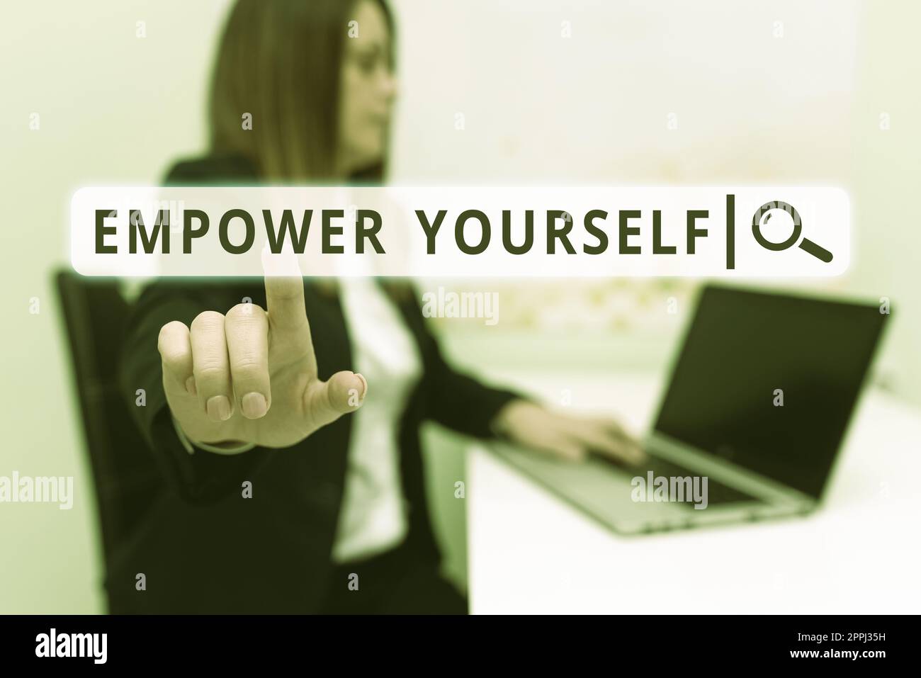 Testo calligrafico Empower Yourself. La vetrina aziendale offre valore alla vita dei vostri potenziali clienti: Digitate aggiornamenti su Lap Top e puntate nuove idee con penna. Foto Stock