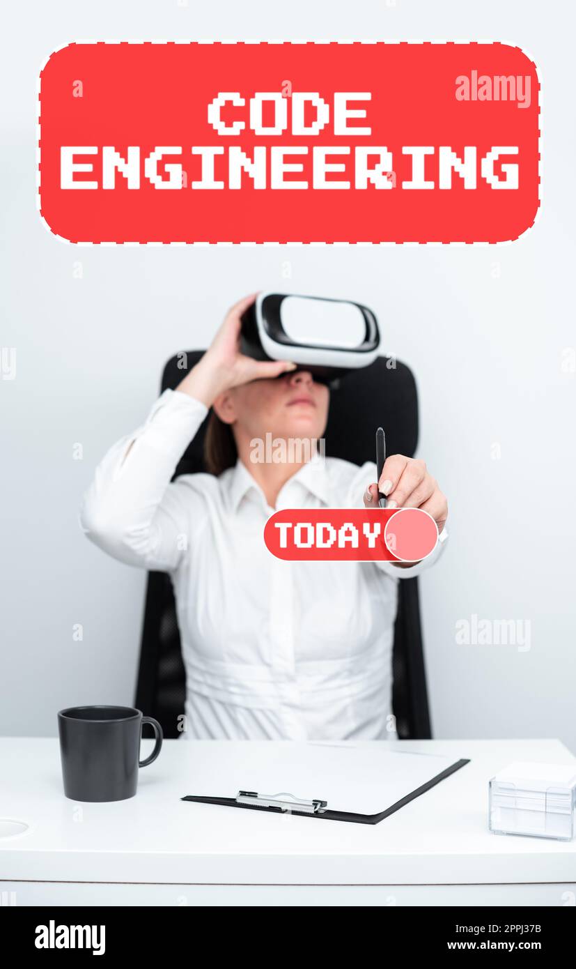 Ingegneria dei codici di visualizzazione concettuale. Parole scritte su idee significative che sono completamente o parzialmente represse Woman Holding Pen and Learning Skill tramite Virtual Reality Simulator. Foto Stock