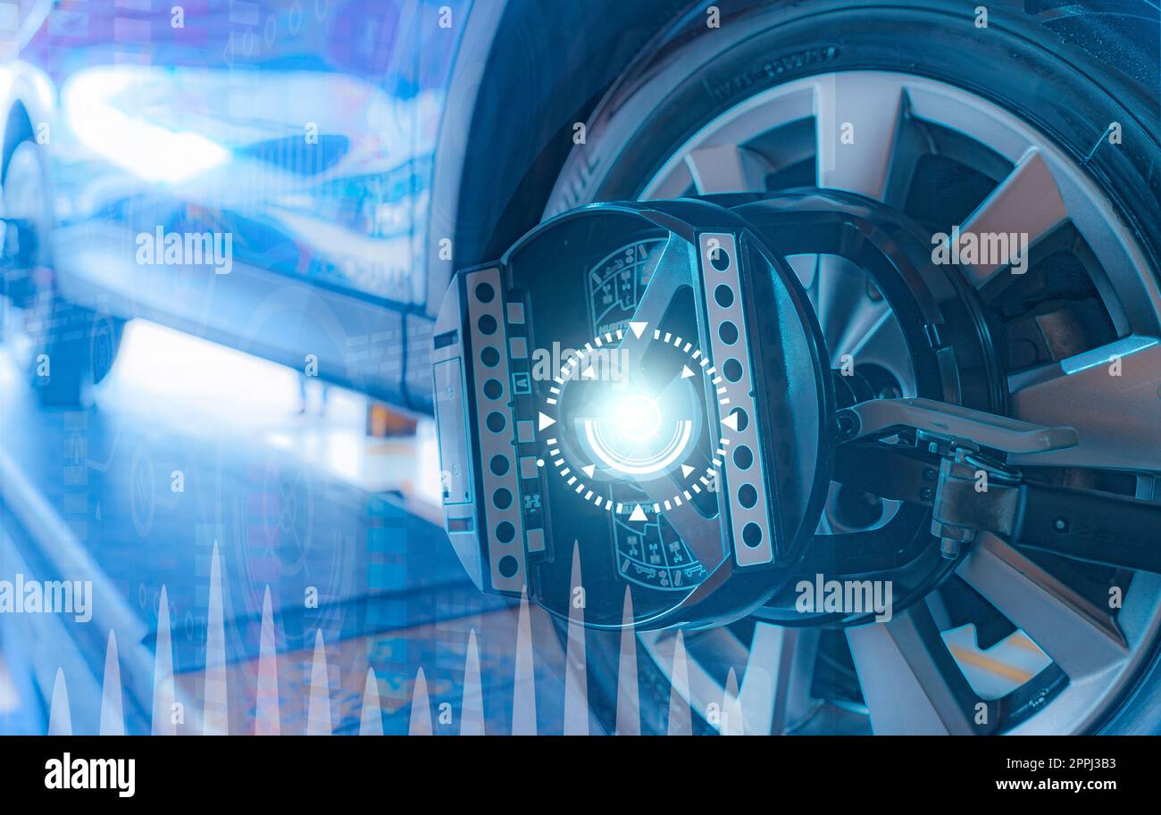 L'attrezzatura di allineamento delle ruote afferra lo pneumatico della ruota dell'auto in officina. Allineamento automatico delle ruote in officina della stazione di servizio. Equilibratura delle ruote della vettura. Regolazione delle sospensioni. Veicolo all'interno dell'officina del garage. Foto Stock