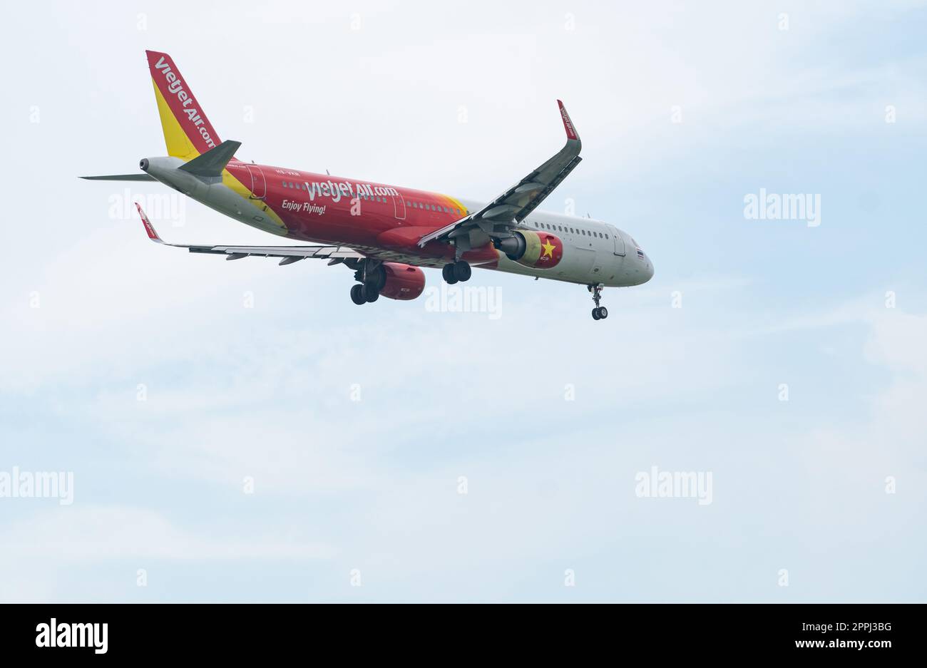SAMUT PRAKAN, THAILANDIA-14 OTTOBRE 2022: Aereo commerciale Vietjet Air che vola in cielo. Aereo sotto la vista. Aereo passeggeri che va al volo di atterraggio. Compagnia aerea low cost dal Vietnam. Affari di aviazione Foto Stock