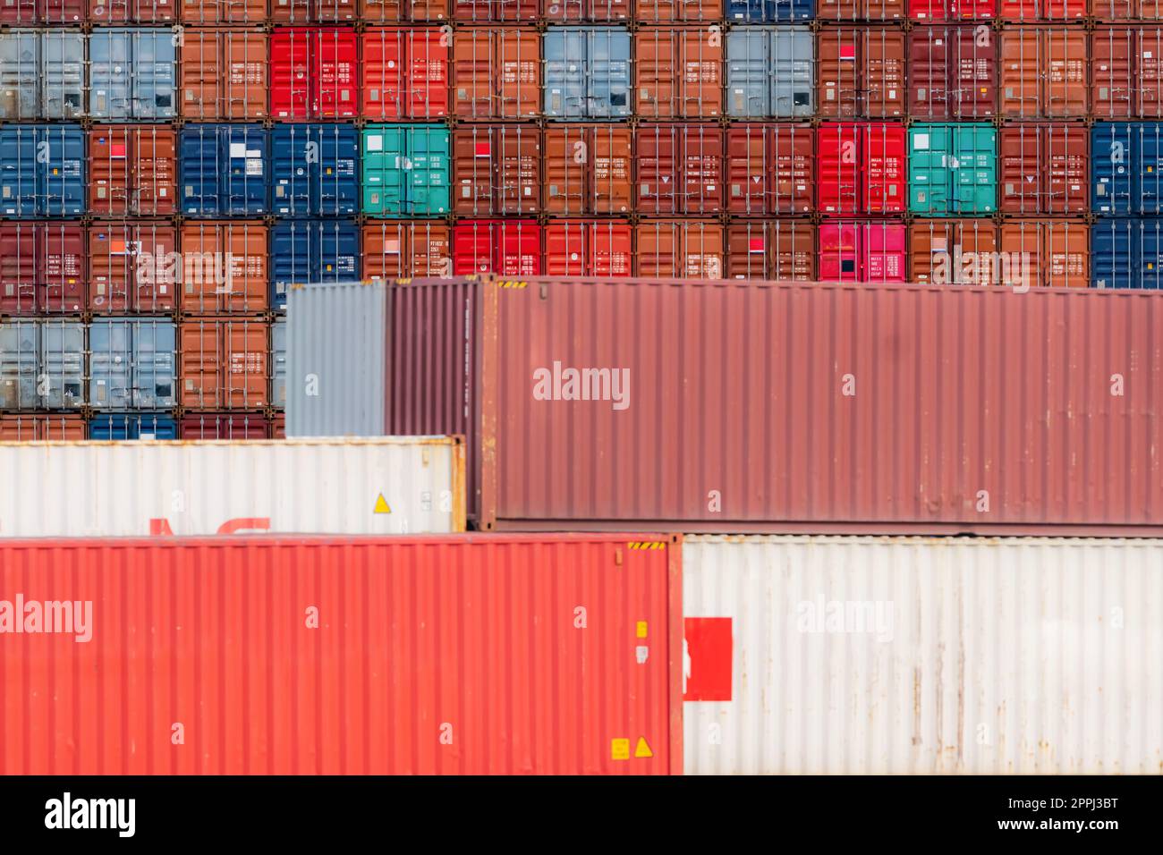 Pila di container logistici. Attività di trasporto merci e spedizioni. Nave portacontainer per la logistica delle esportazioni. Settore logistico. Container per la logistica di camion, navi e aerei. Servizio e trasporto deposito container. Foto Stock