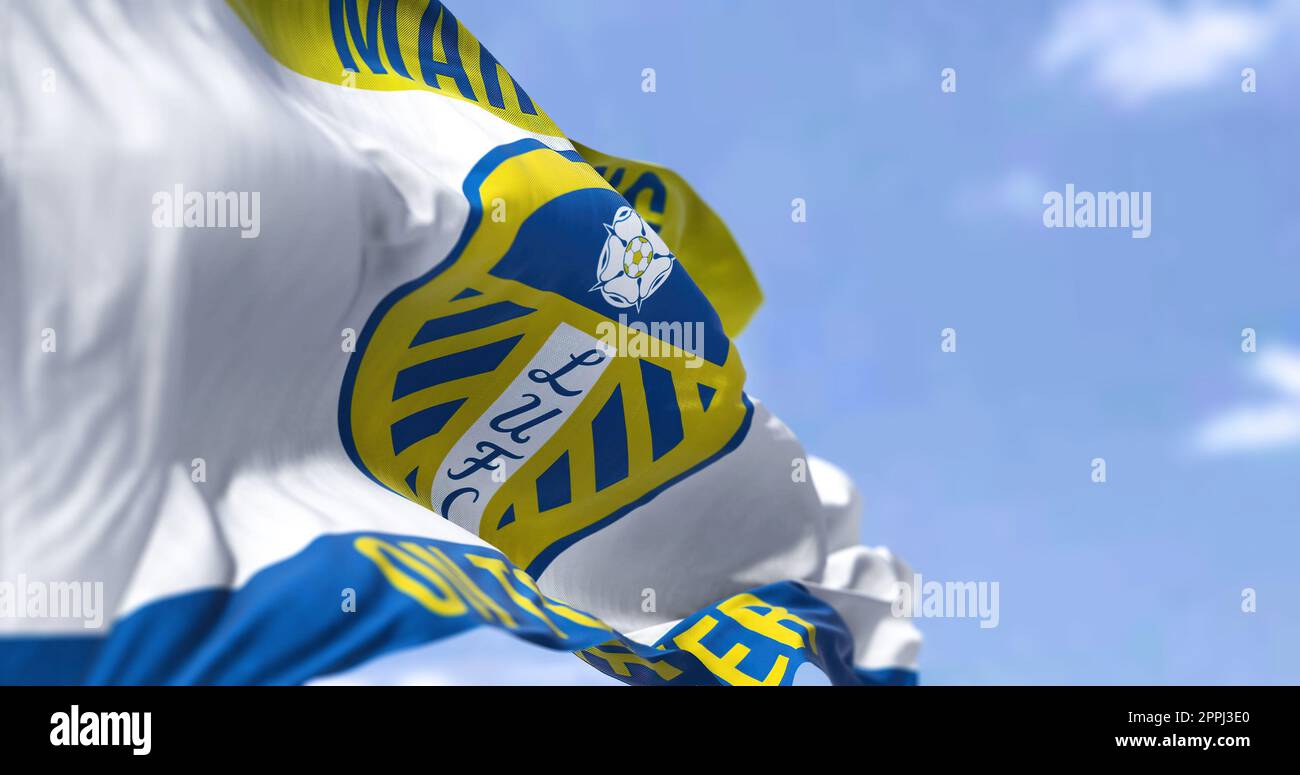 La bandiera Leeds United sventola nel vento Foto Stock