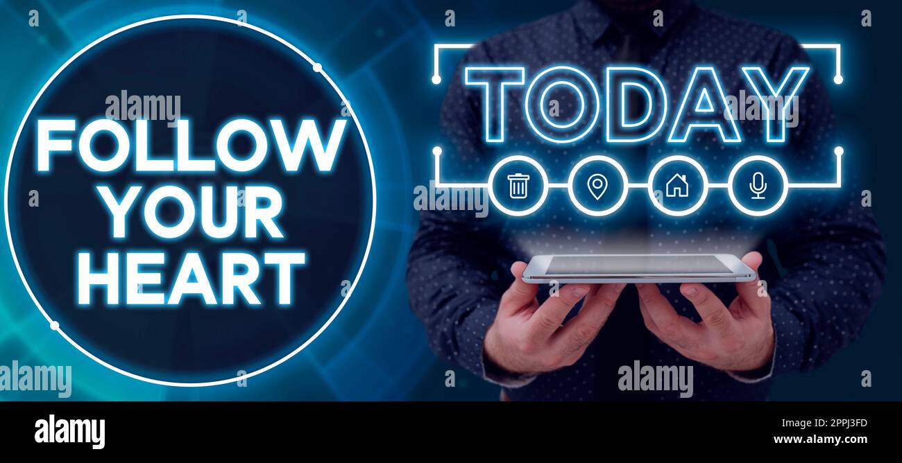 La didascalia concettuale segue il tuo cuore. Internet Concept Motivation per fare ciò che è giusto e soddisfare il tuo desiderio uomo con tablet Projecting Digital Symbols Presents Crucial Information. Foto Stock