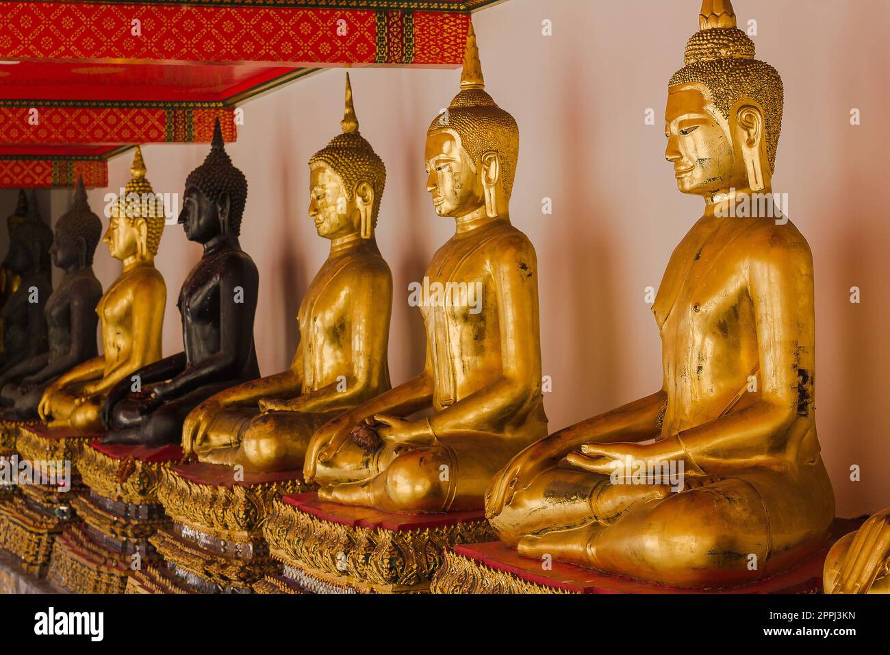 Il Buddha d'Oro è bello che i buddisti adorano. Foto Stock