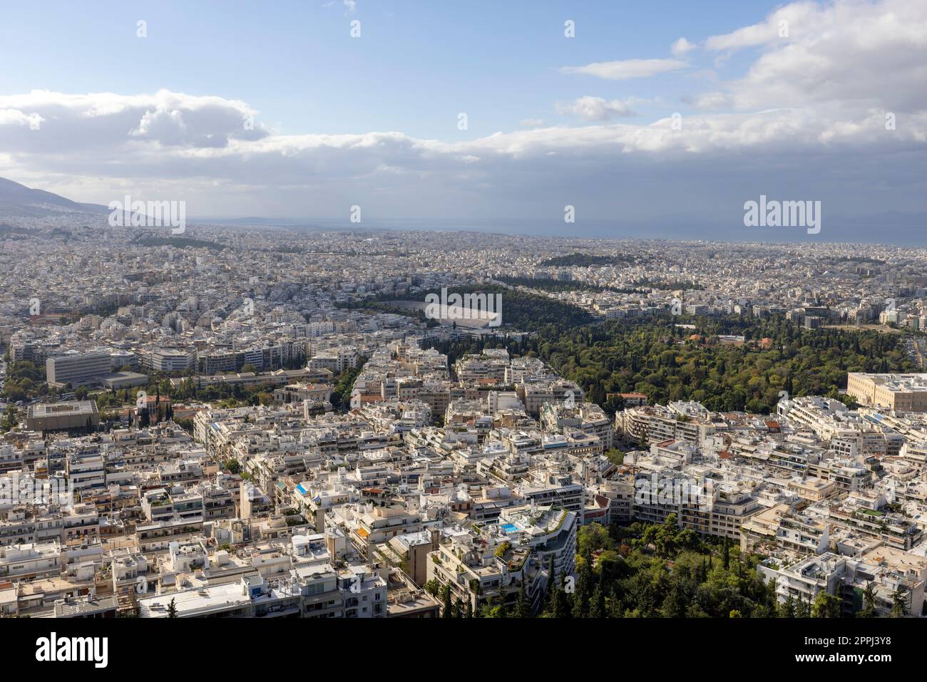 Vista aerea della città con lo Stadio Panatenaico dal Monte Lycabettus, Atene, Grecia Foto Stock