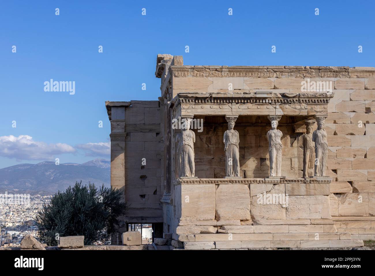 Erechtheion, tempio di Atena Polias sull'Acropoli di Atene, Grecia. Vista del portico delle Maidens con statue di cariatidi Foto Stock