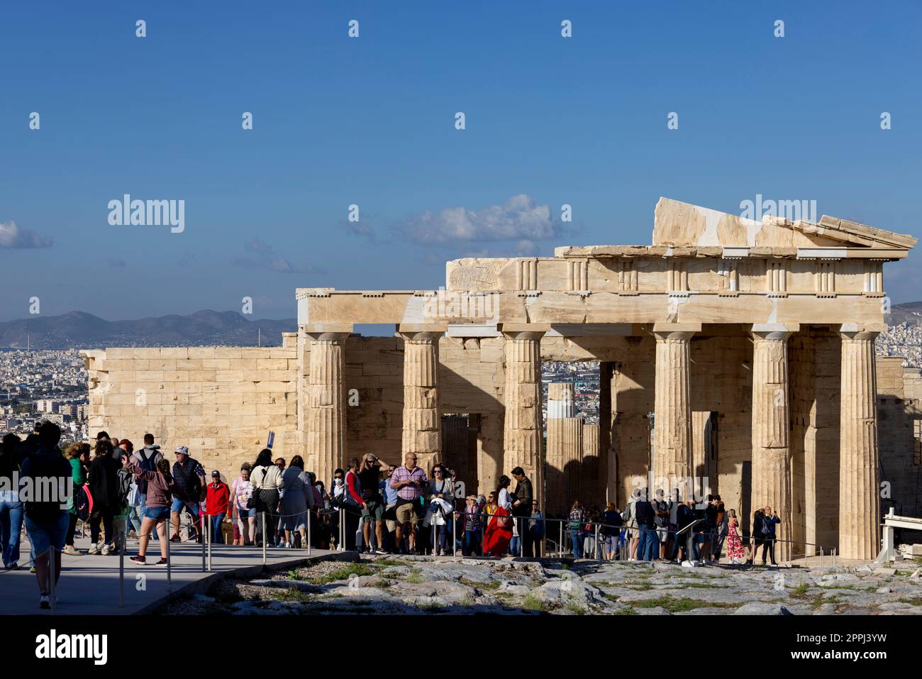 Gruppo di turisti di fronte a Propilaia, monumentale porta cerimoniale per l'Acropoli di Atene, Atene, Grecia Foto Stock