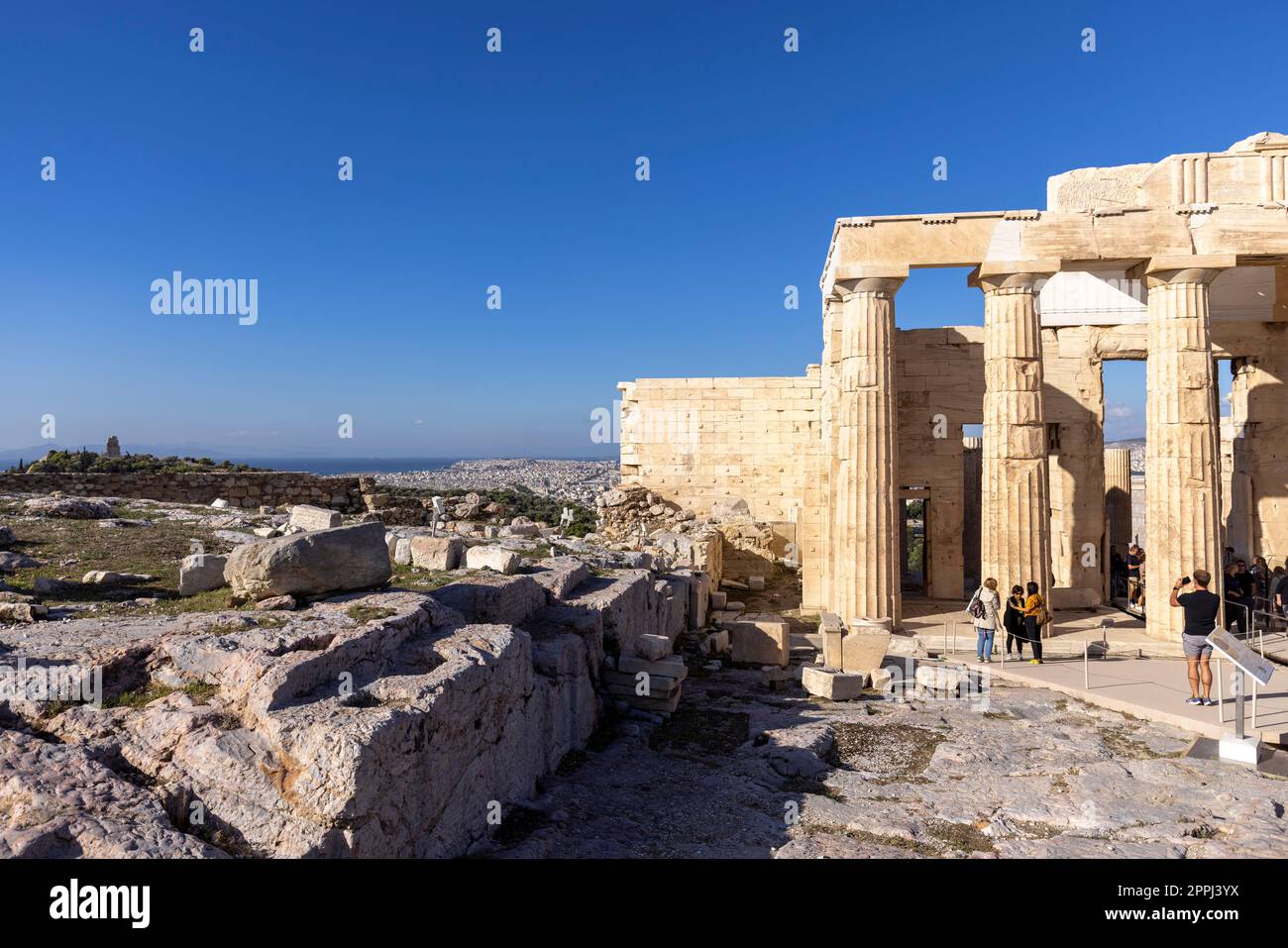Gruppo di turisti di fronte a Propilaia, monumentale porta cerimoniale per l'Acropoli di Atene, Atene, Grecia Foto Stock