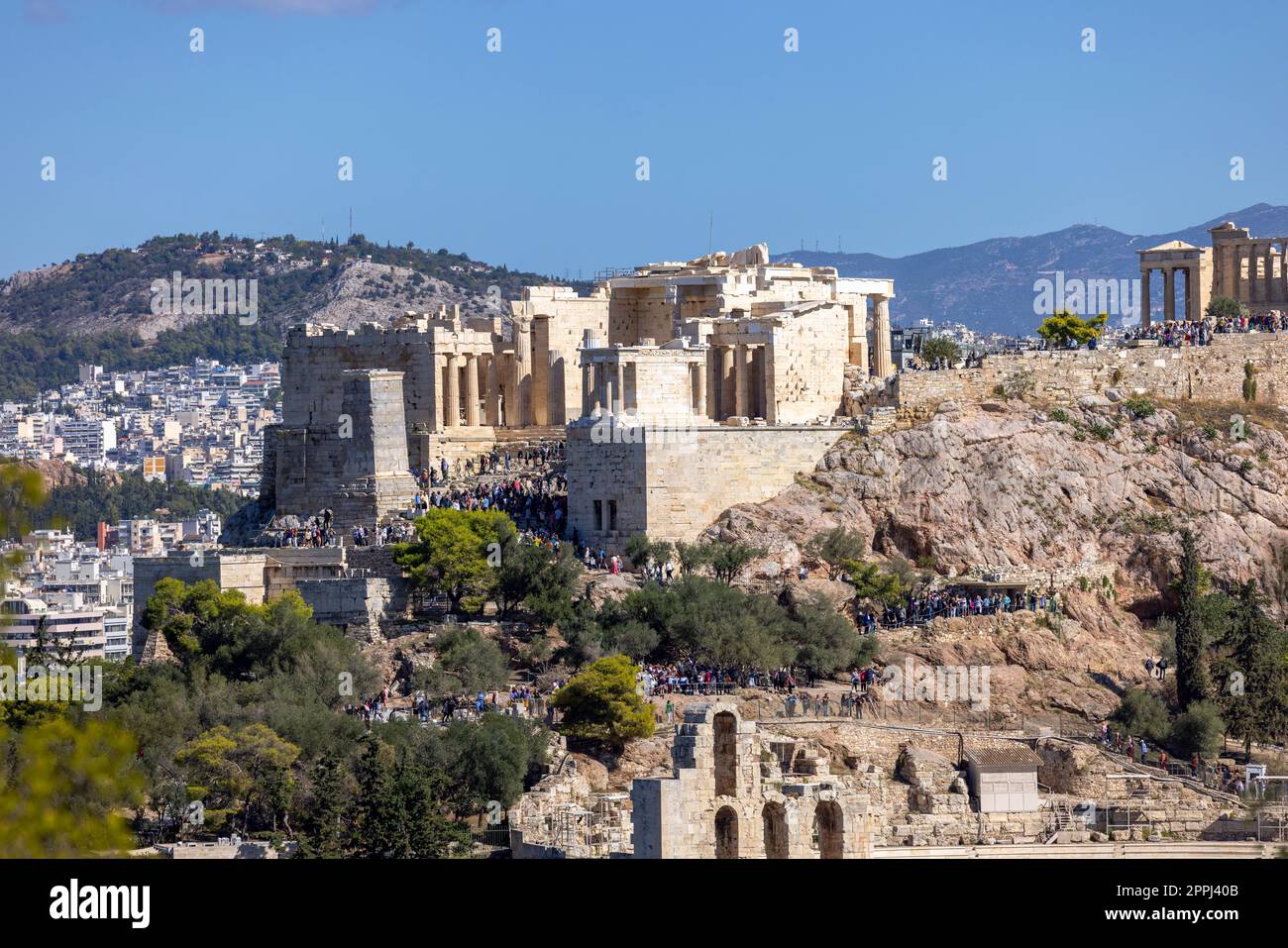 Vista dell'Acropoli di Atene e del Teatro di Dioniso dalla Collina del Musa, Atene, Grecia Foto Stock