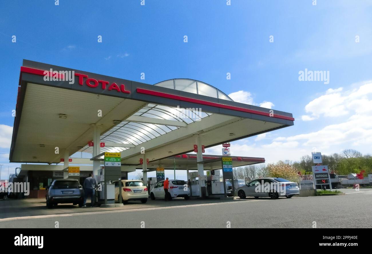 Stazione di rifornimento TOTALE a Dresda, Germania. Foto Stock