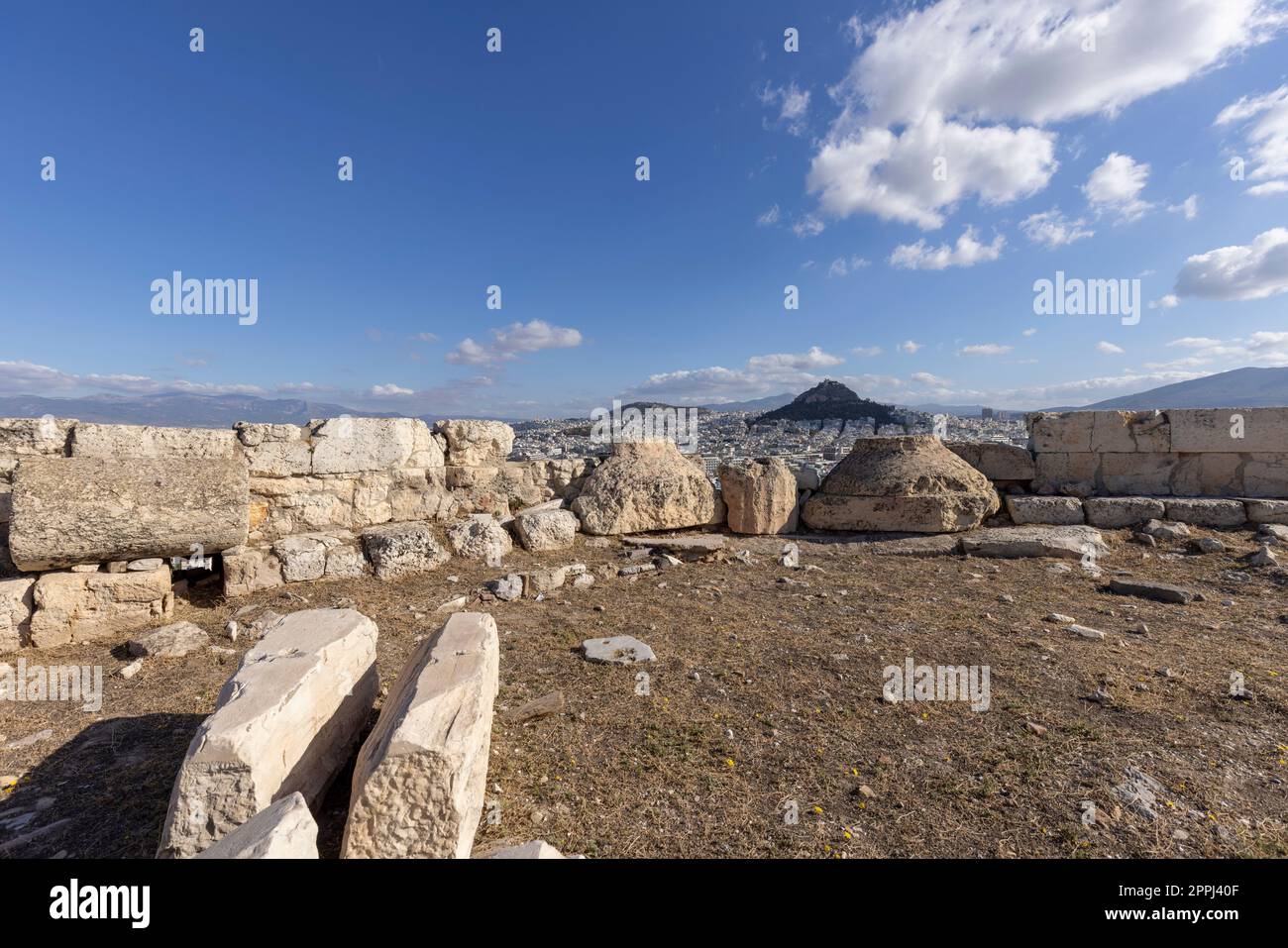 Vista pittoresca dalla collina dell'Acropoli sul Monte Licabetto e lo skyline della città in una giornata di sole, Atene, Grecia. Foto Stock