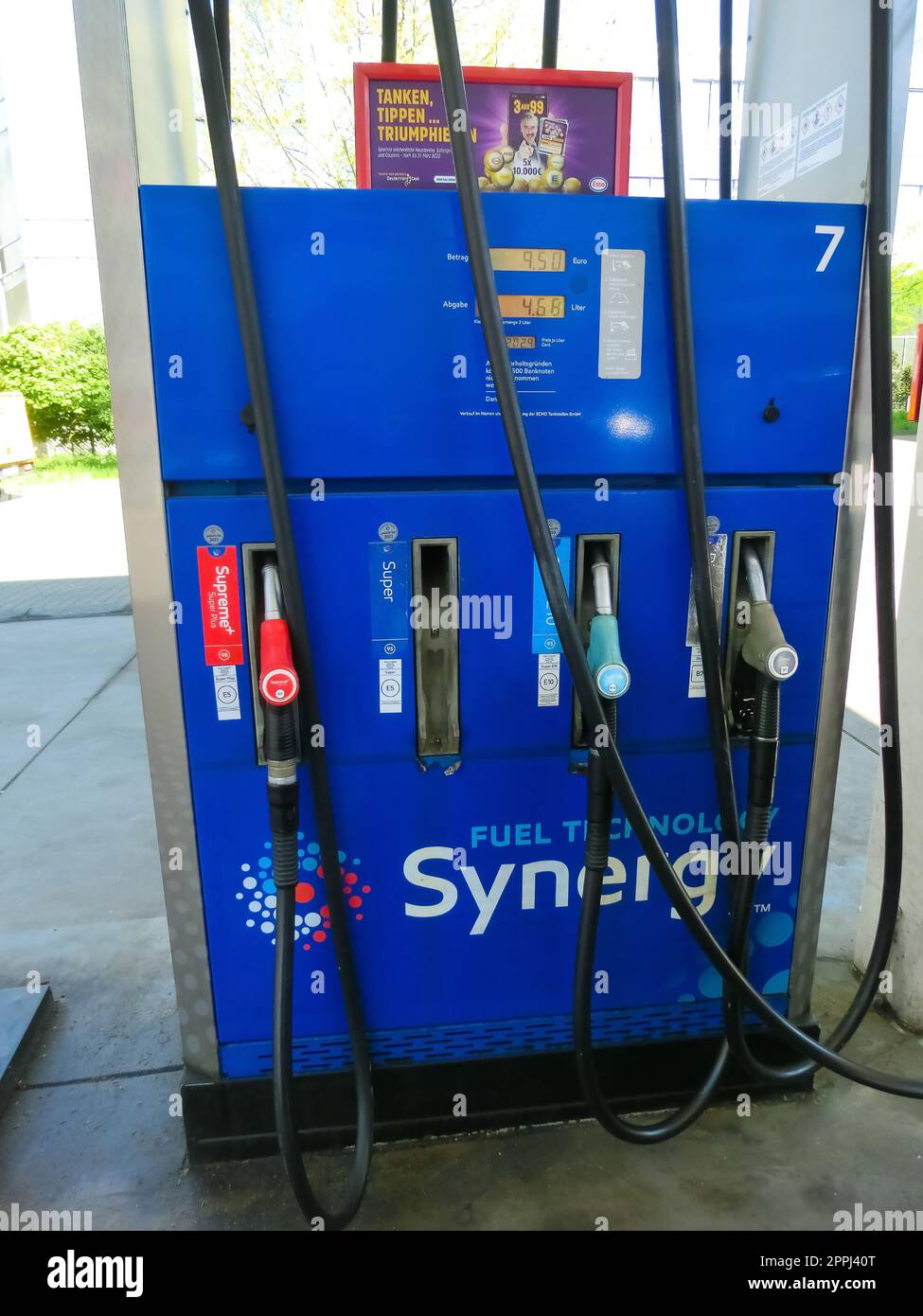 Spruzzatore dell'olio presso la stazione di servizio esso Foto Stock