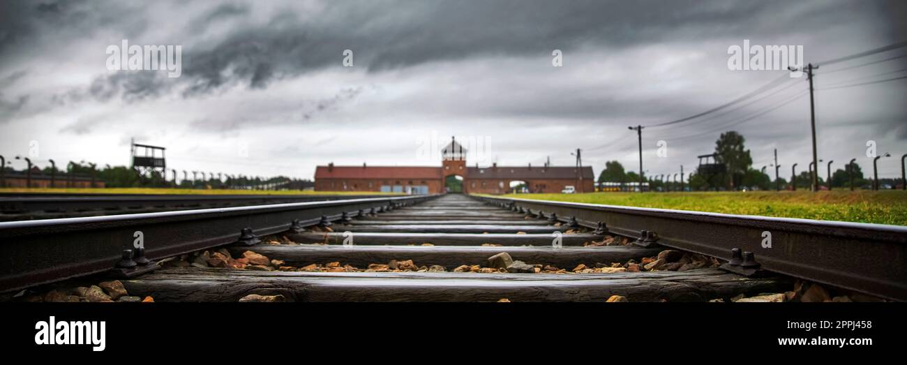 Binario ferroviario per l'ingresso principale di Auschwitz Foto Stock