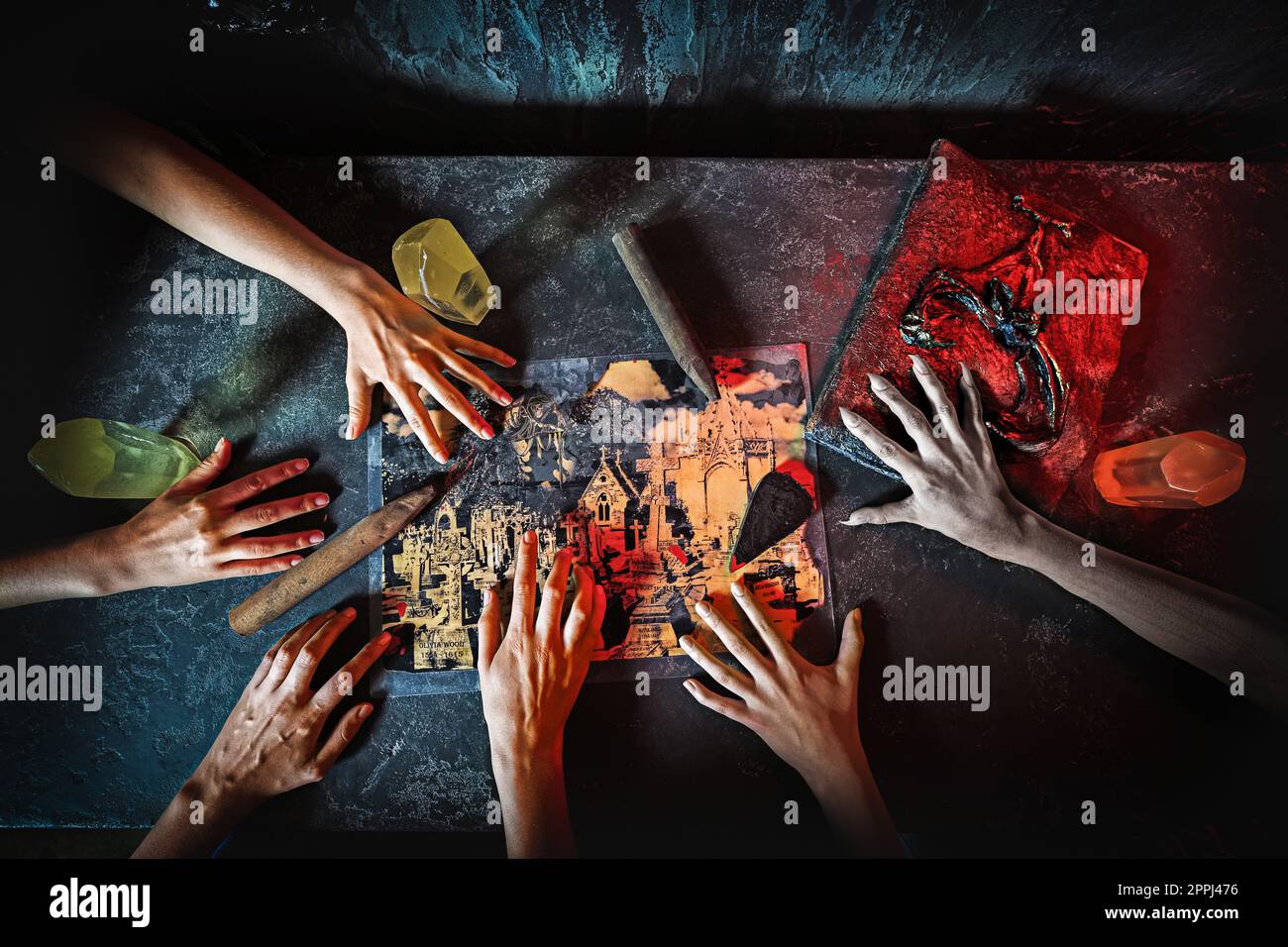 Vista dall'alto delle mani nel gioco di ricerca. Risolvere un puzzle durante l'enigma. Foto Stock