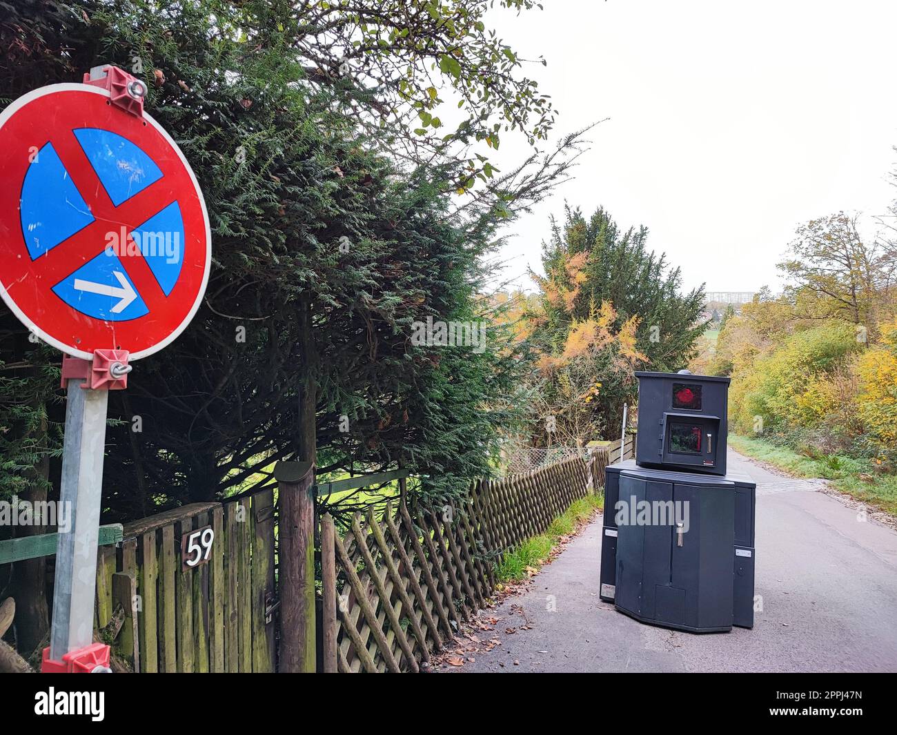 Velocità â€‹â€‹telecamera su un segnale stradale stop totale Foto Stock