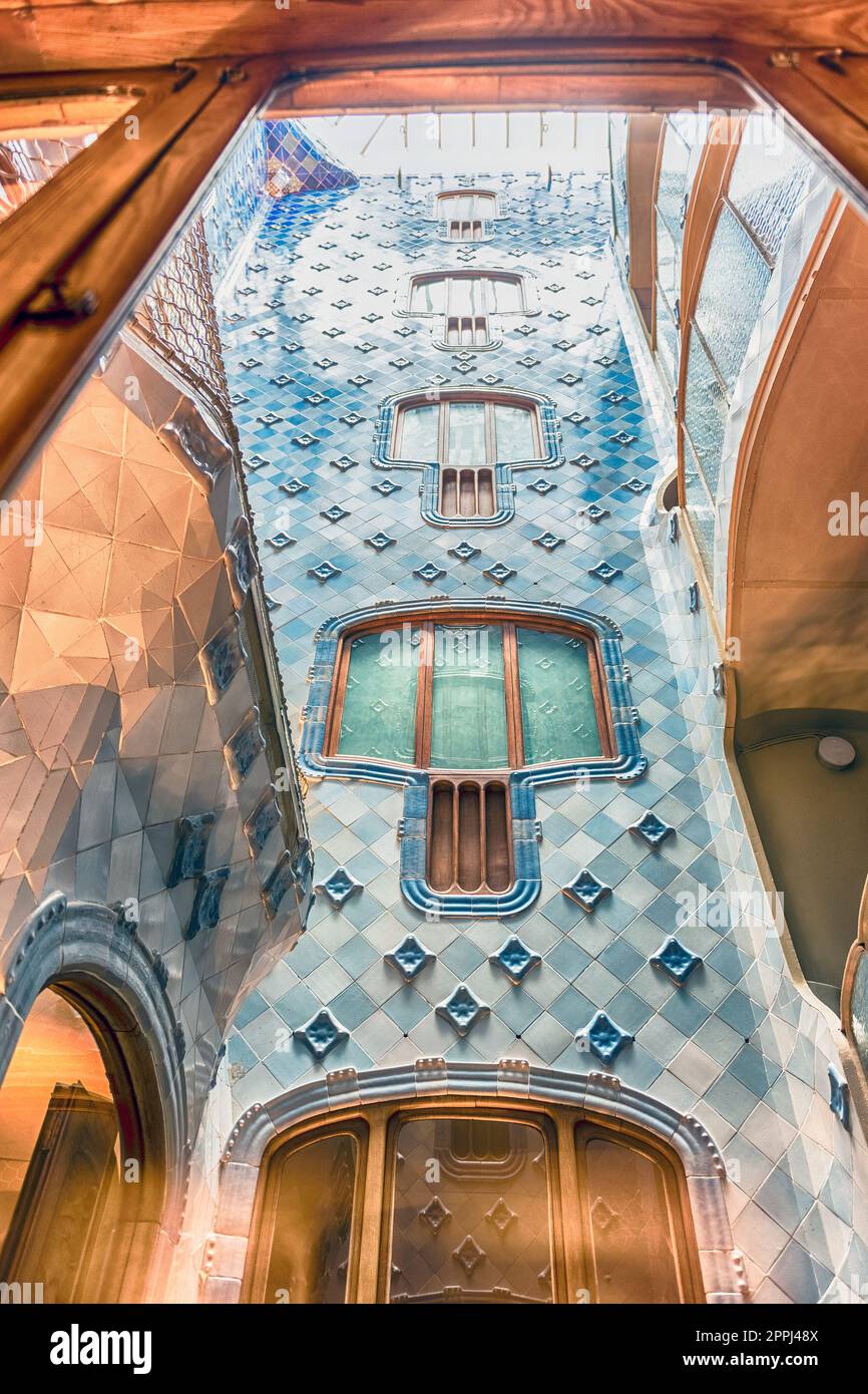 Iconica luce blu a Casa Batllo, Barcellona, Catalogna, Spagna Foto Stock