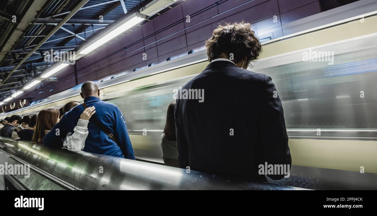 I passeggeri in viaggio da Tokyo metropolitana. Foto Stock