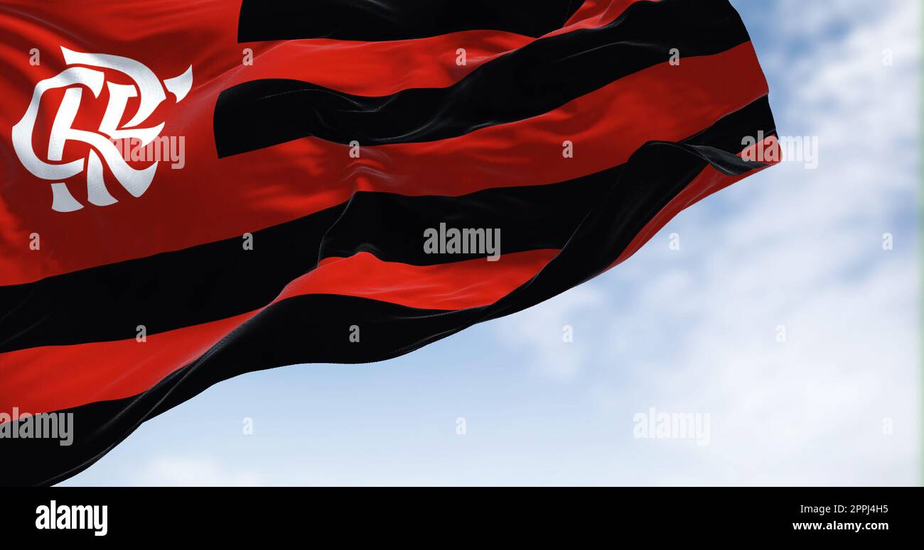 Vista ravvicinata della bandiera Flamengo che sventola nel vento Foto Stock