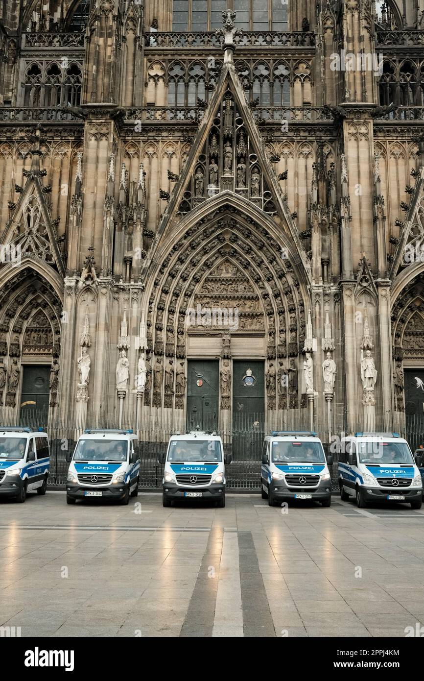 Fila di auto Mercedes-Benz Sprinter di fronte alla Cattedrale di Colonia in Germania Foto Stock Fila di auto Mercedes-Benz Sprinter di fronte alla Cattedrale di Colonia in Germania Foto Stock