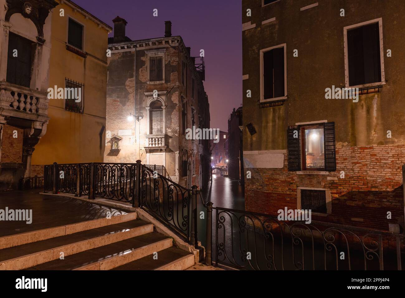 Tipico canale veneziano a Venezia, Italia Foto Stock