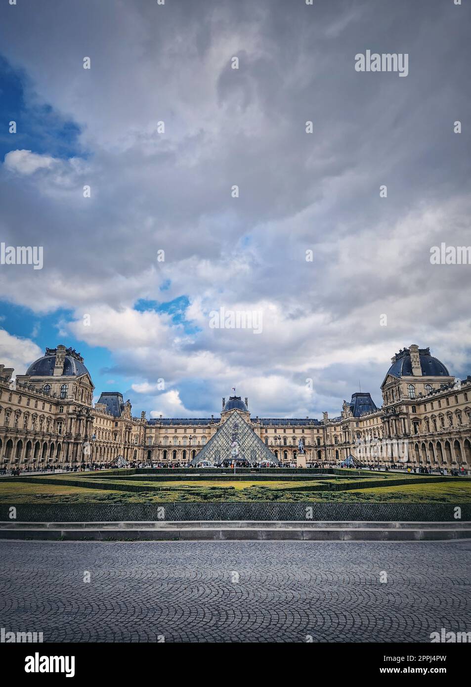 Vista all'aperto sul Museo del Louvre di Parigi, Francia. Il palazzo storico con la moderna piramide di vetro al centro, sfondo verticale Foto Stock