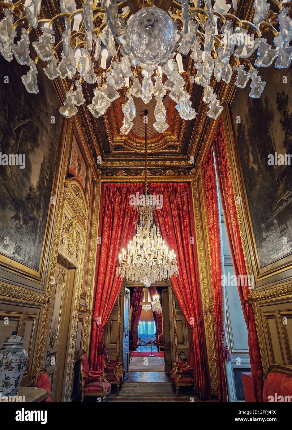 Splendidi appartamenti Napoleon al Louvre. Camere familiari reali con tende cardinal rosse, pareti dorate, dipinti e cristallo ch Foto Stock