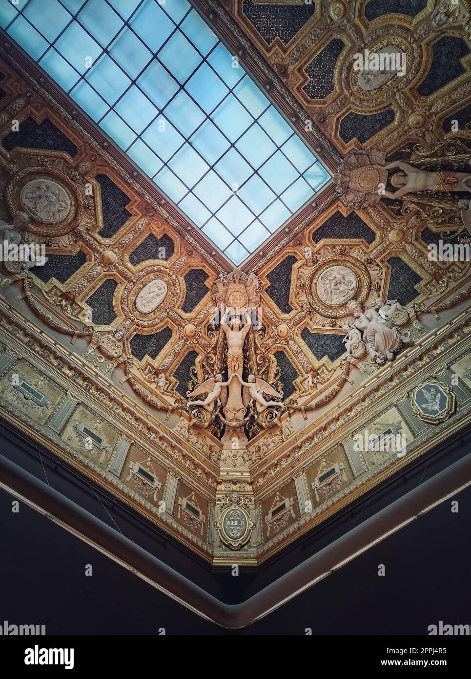 Dettagli architettonici del soffitto del Salon Carre all'interno del museo del Louvre, Parigi, Francia Foto Stock