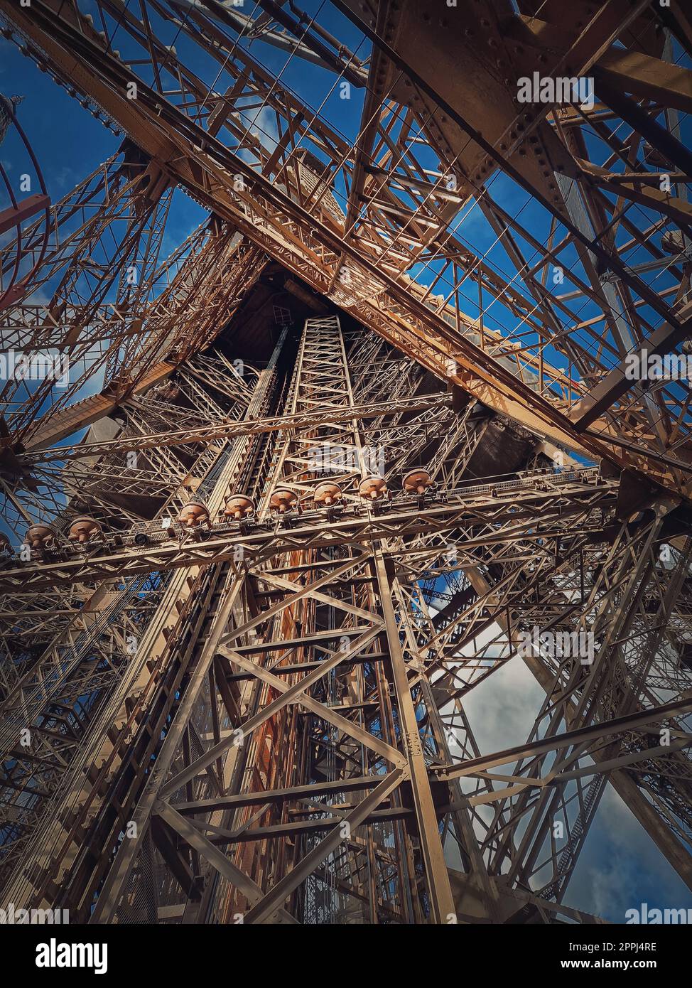 Dettagli di architettura della Torre Eiffel Parigi, Francia. Sotto la struttura metallica, elementi in acciaio con forme geometriche diverse Foto Stock