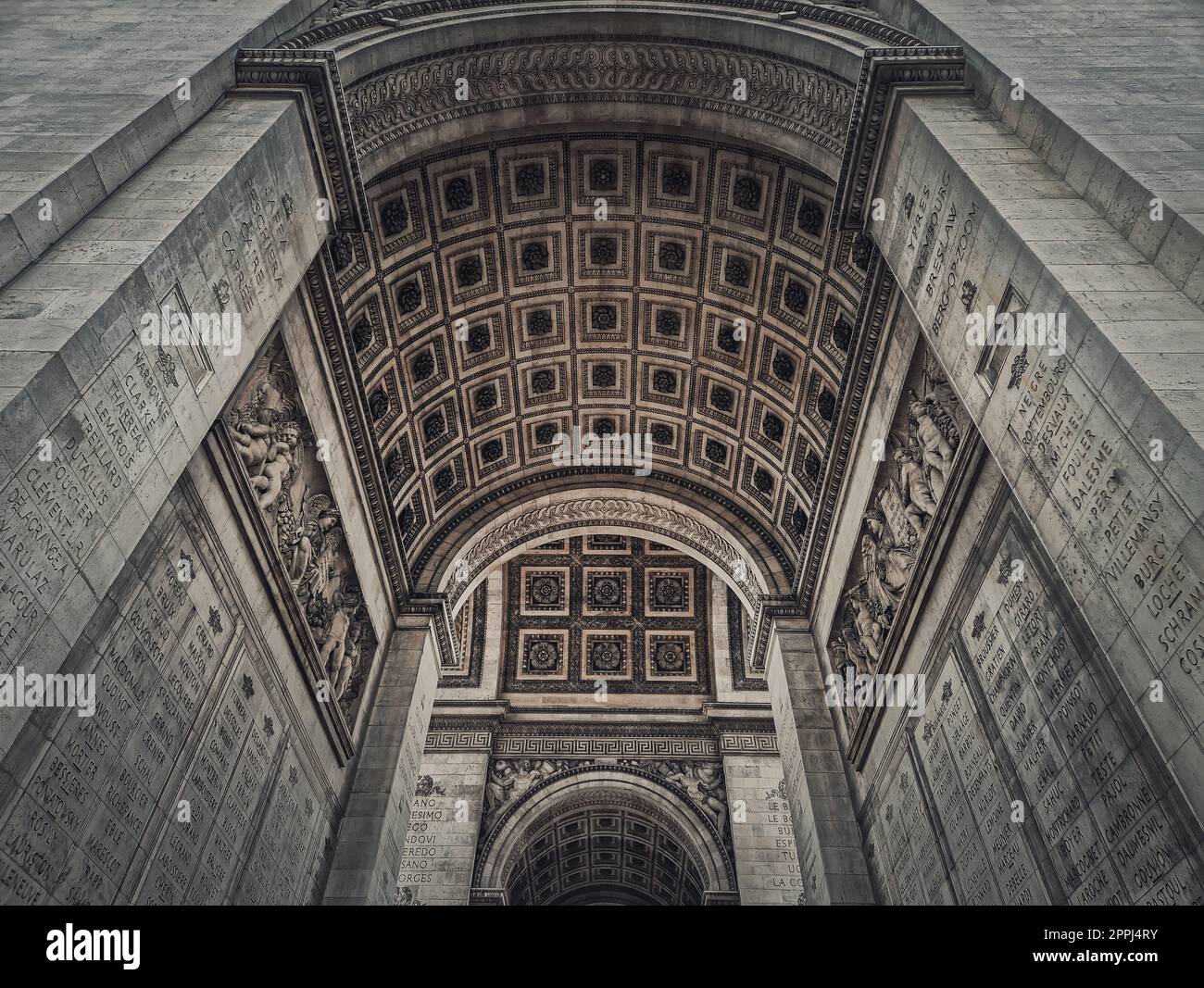 Vista sotto l'Arco Trionfale, a Parigi, in Francia. Dettagli architettonici del famoso Arco di trionfo. Foto Stock