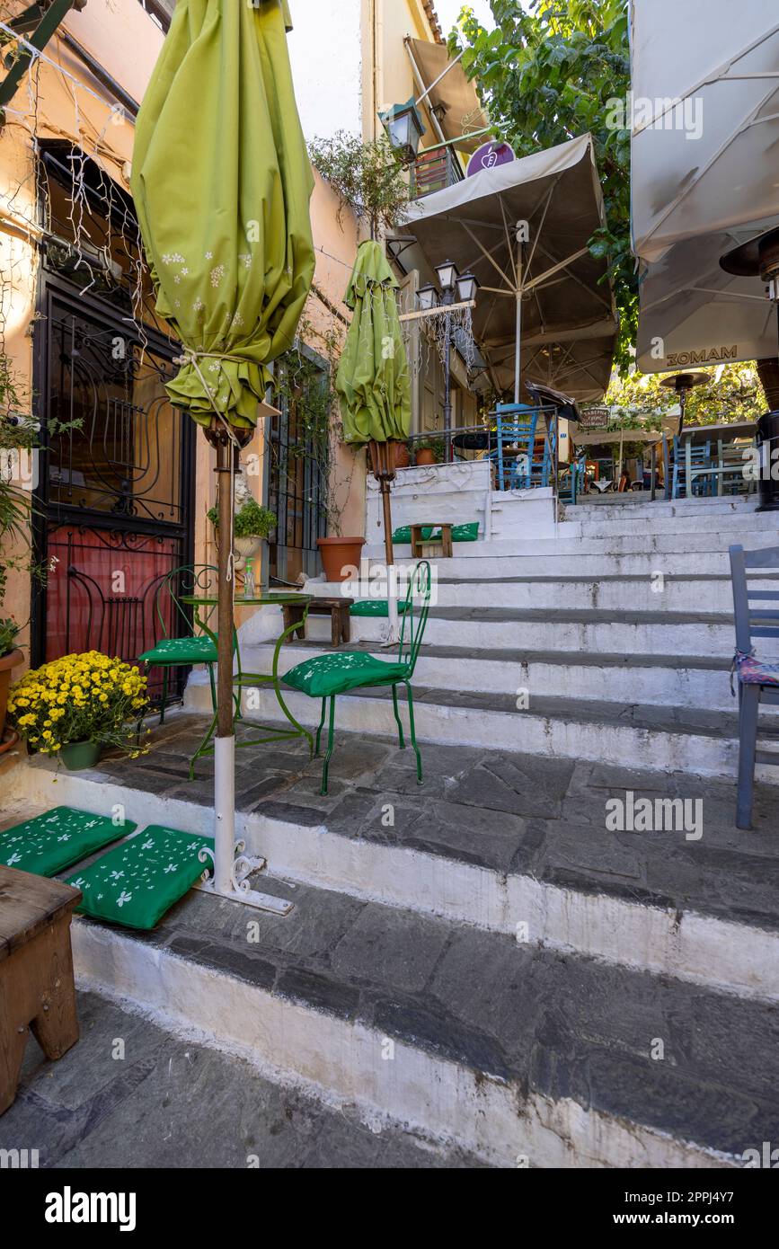 Ristorante all'aperto sulle scale sulla strada per l'Acropoli nel quartiere Plaka, vecchio quartiere storico di Atene, Grecia Foto Stock