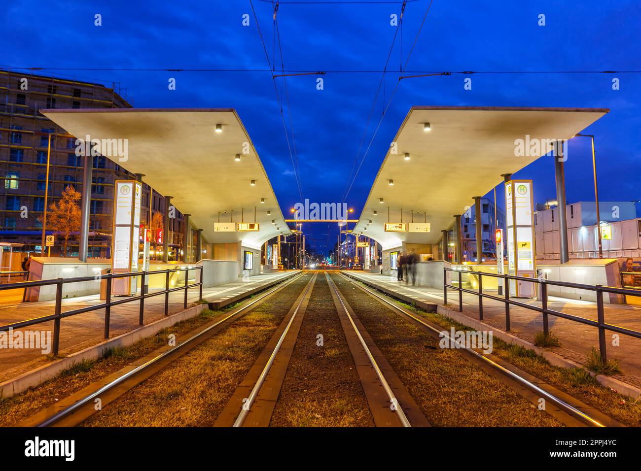 La fermata del tram della metropolitana leggera si trova alla stazione centrale di Berlino, in Germania Foto Stock