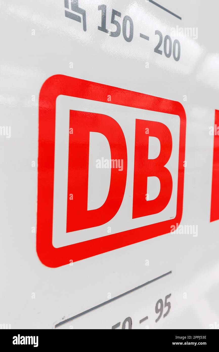 Cartello con il logo DB su un treno InterCity IC presso la stazione ferroviaria principale di Karlsruhe, formato ritratto in Germania Foto Stock