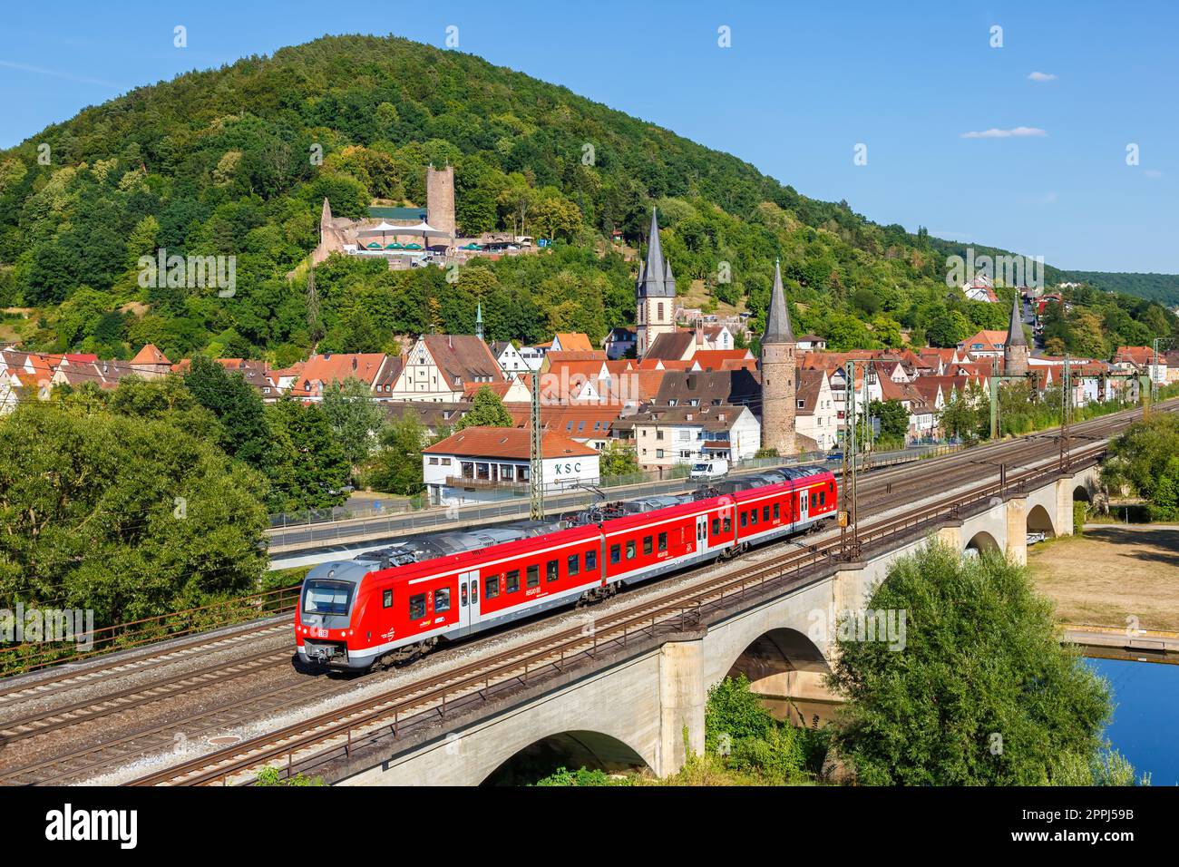 Treno regionale tipo 440 Alstom Coradia Continental della Deutsche Bahn DB Regio a Gemuenden am Main, Germania Foto Stock