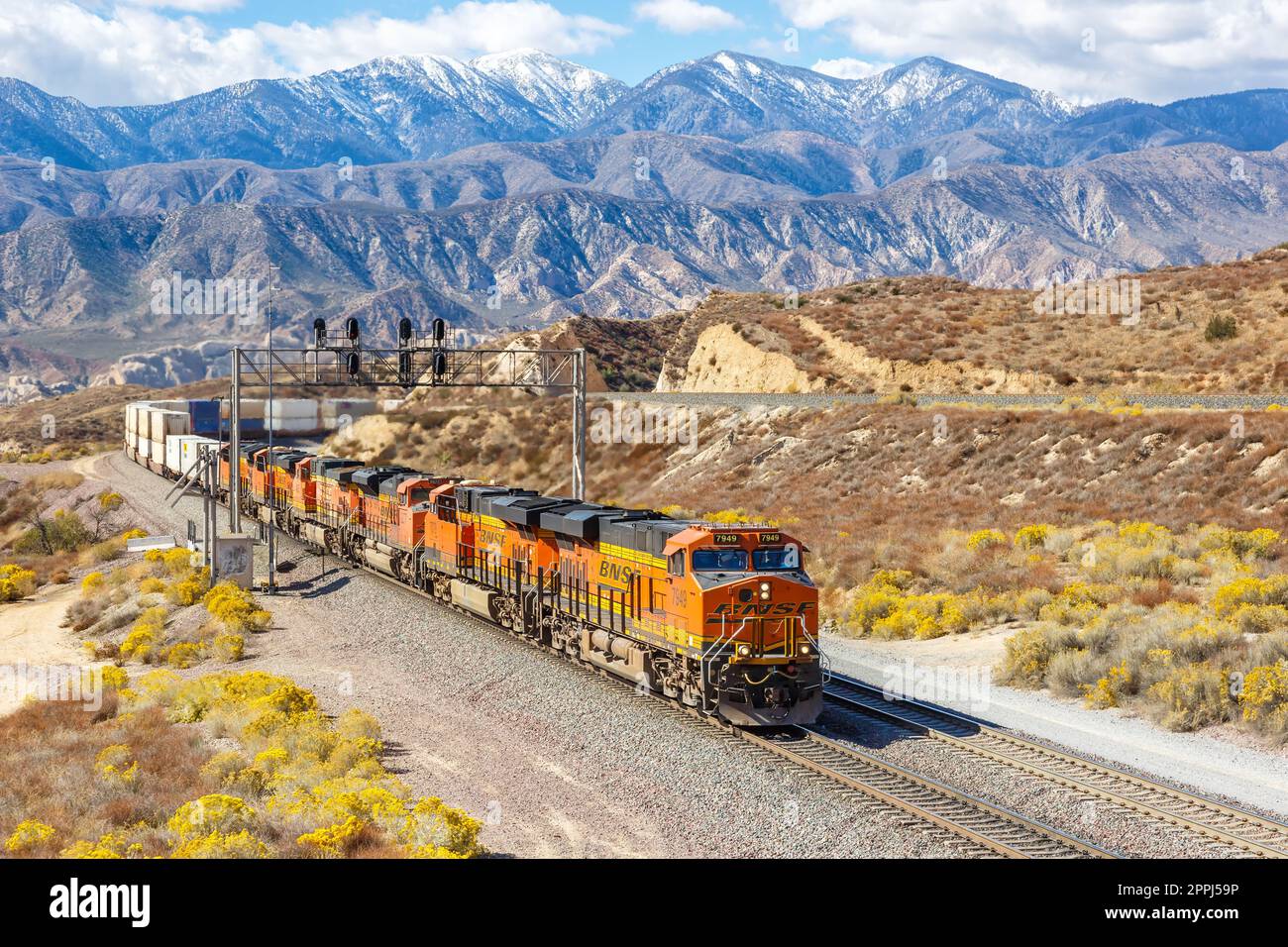 Treno merci BNSF Railway a Cajon Pass vicino a Los Angeles, Stati Uniti Foto Stock