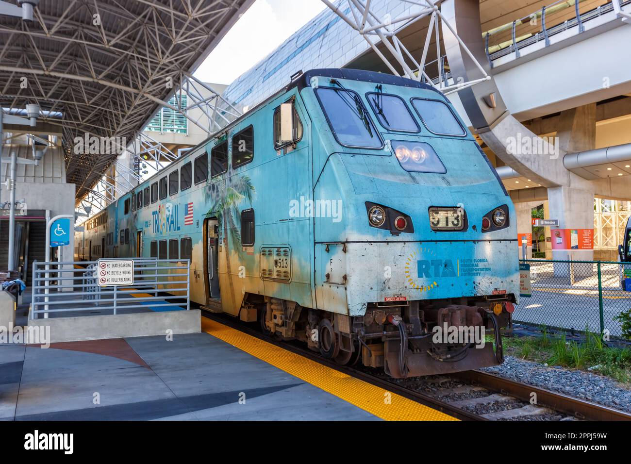Treno ferroviario per pendolari Tri-Rail presso la stazione ferroviaria dell'aeroporto internazionale di Miami in Florida, Stati Uniti Foto Stock