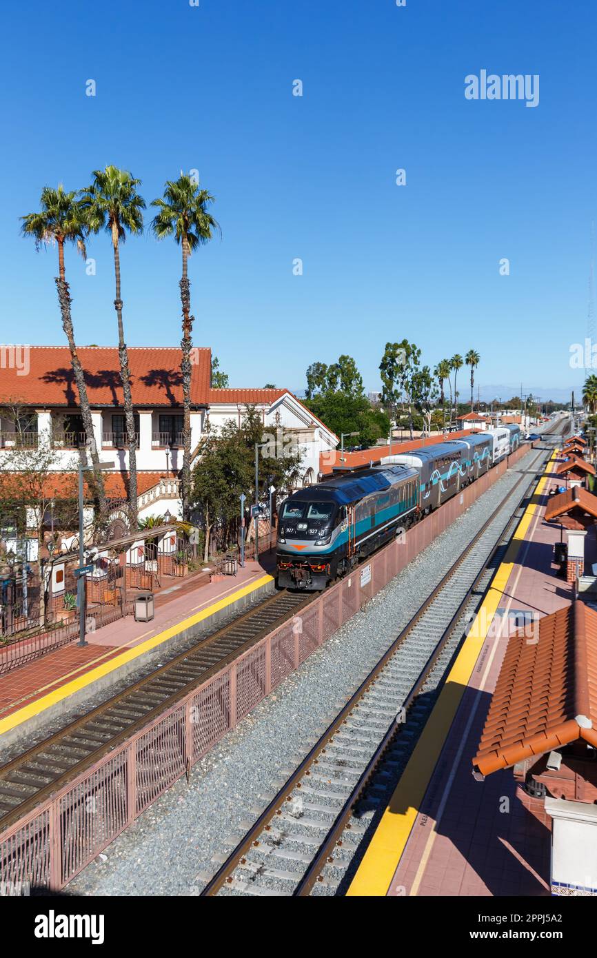 Metrolink treno pendolare formato ritratto alla stazione ferroviaria di Santa Ana vicino a Los Angeles, Stati Uniti Foto Stock