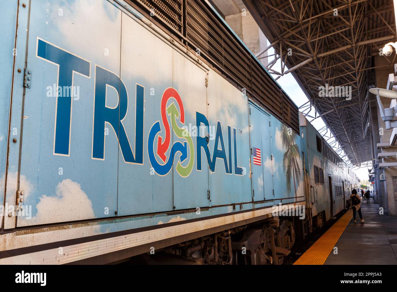 Logo Tri-Rail su un treno pendolare presso la stazione ferroviaria dell'Aeroporto Internazionale di Miami in Florida, Stati Uniti Foto Stock
