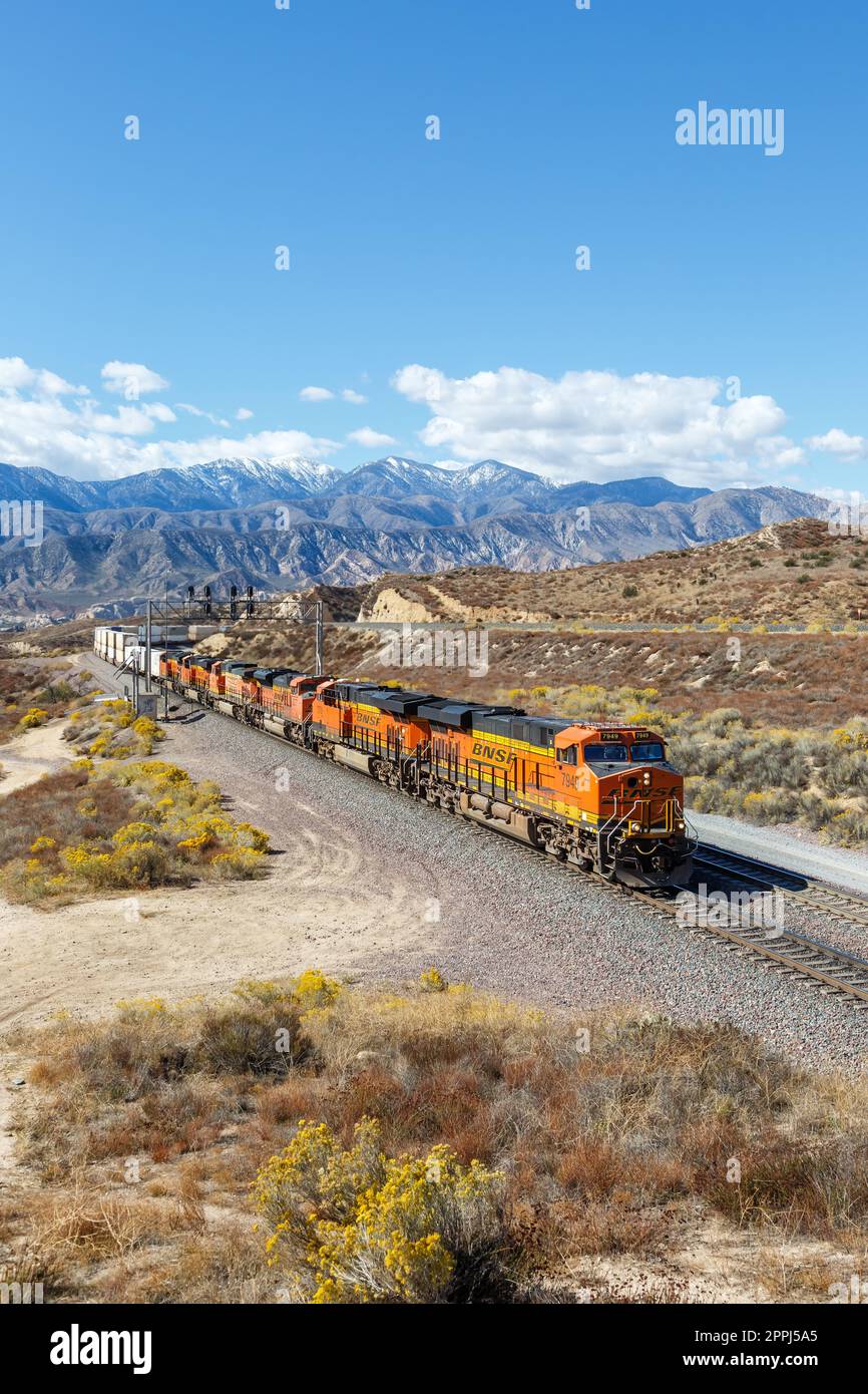 BNSF Railway formato ritratto treno merci al Cajon Pass vicino Los Angeles, Stati Uniti Foto Stock