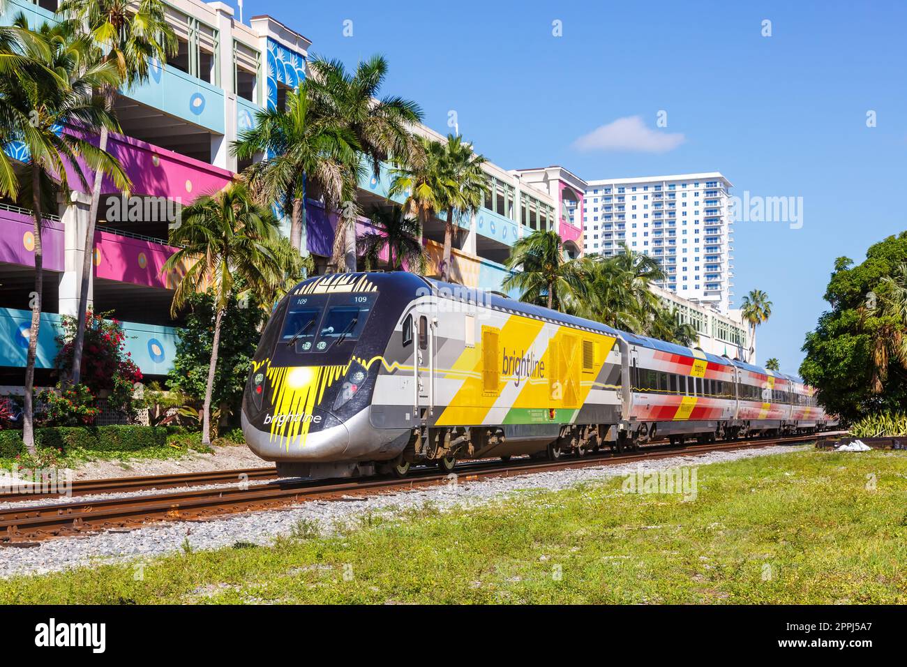 Treno ferroviario privato interurbano Brightline a West Palm Beach in Florida, Stati Uniti Foto Stock